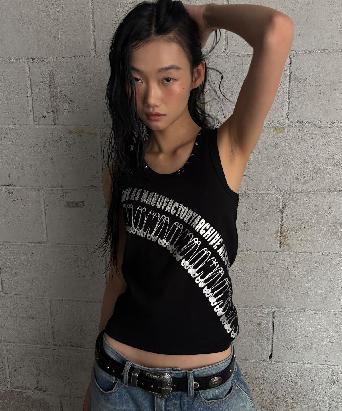 아캄(AAKAM) Safety Pin Sleeveless (Black)