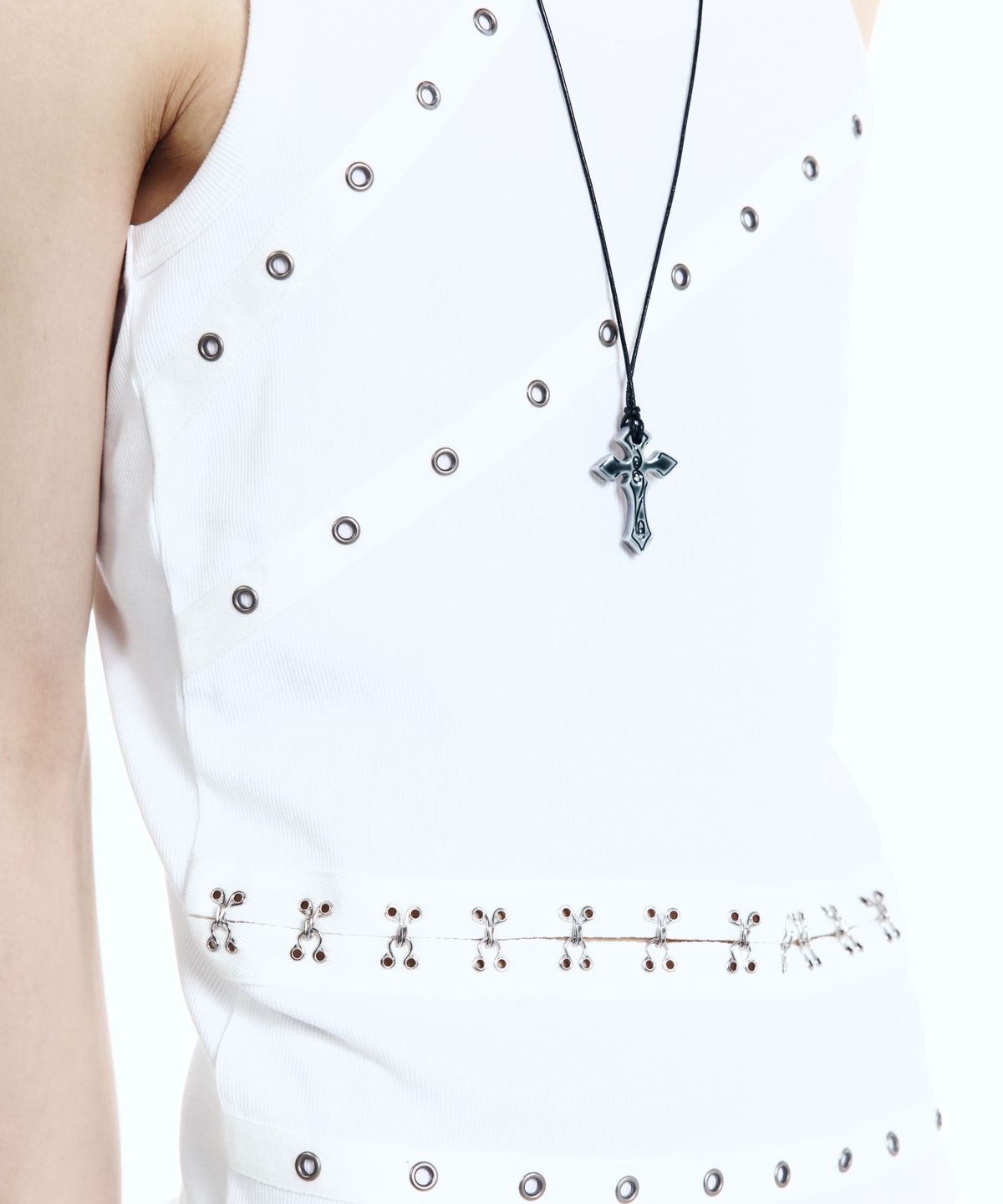 아캄(AAKAM) Metal Piercing Sleeveless (White)