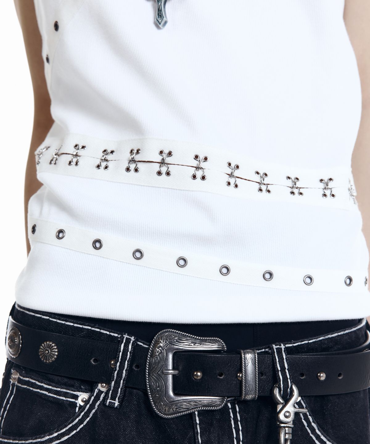 아캄(AAKAM) Metal Piercing Sleeveless (White)