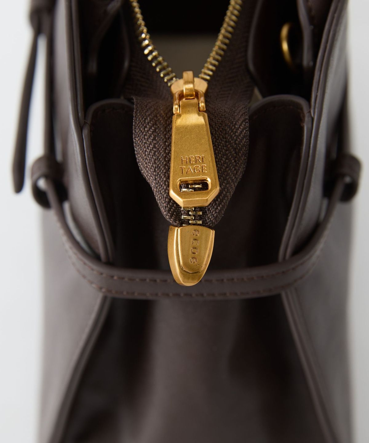 에코에(ECOE) e.c.o.e Heritage Buckle Bag - Chestnut Brown