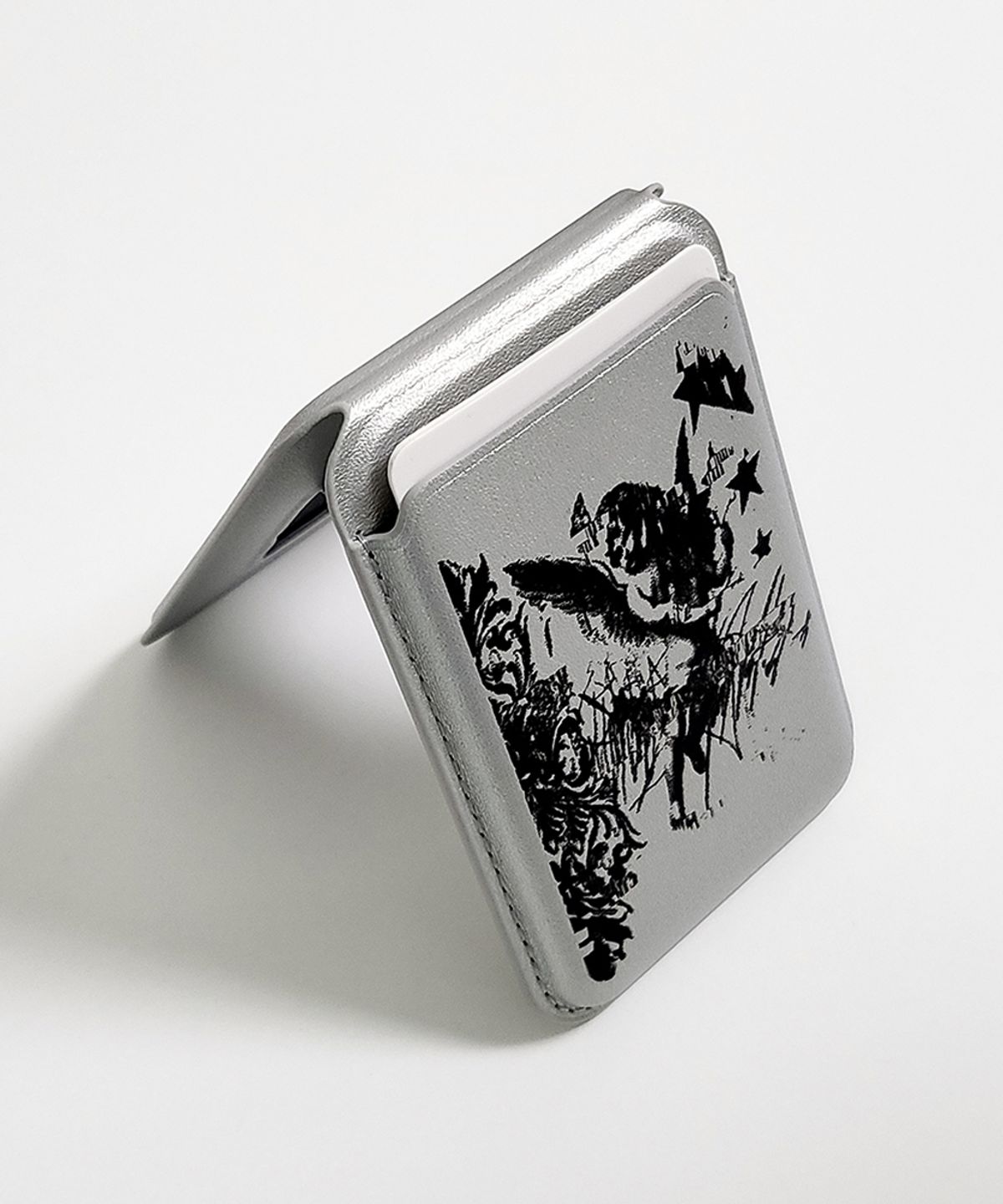 메모리즈바운더리(MEMORIESBOUNDARY) AETERNA Divine Scrawl MagSafe Fold Stand Card Wallet (Silver)