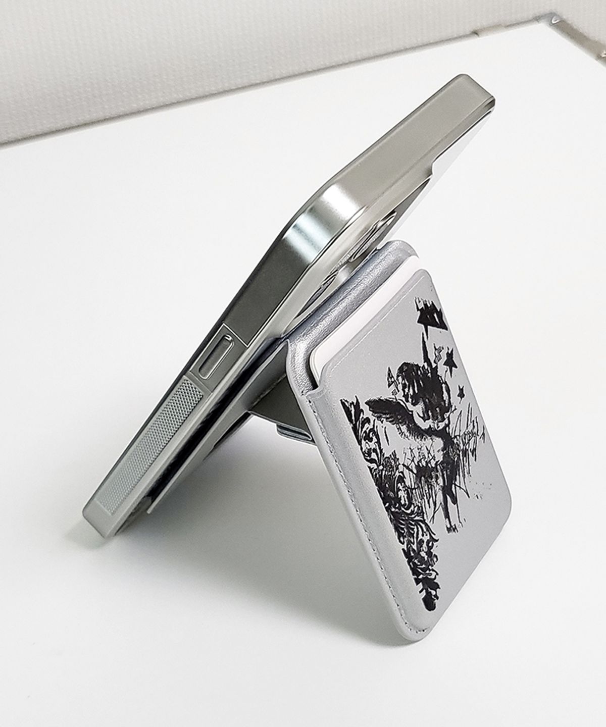 메모리즈바운더리(MEMORIESBOUNDARY) AETERNA Divine Scrawl MagSafe Fold Stand Card Wallet (Silver)