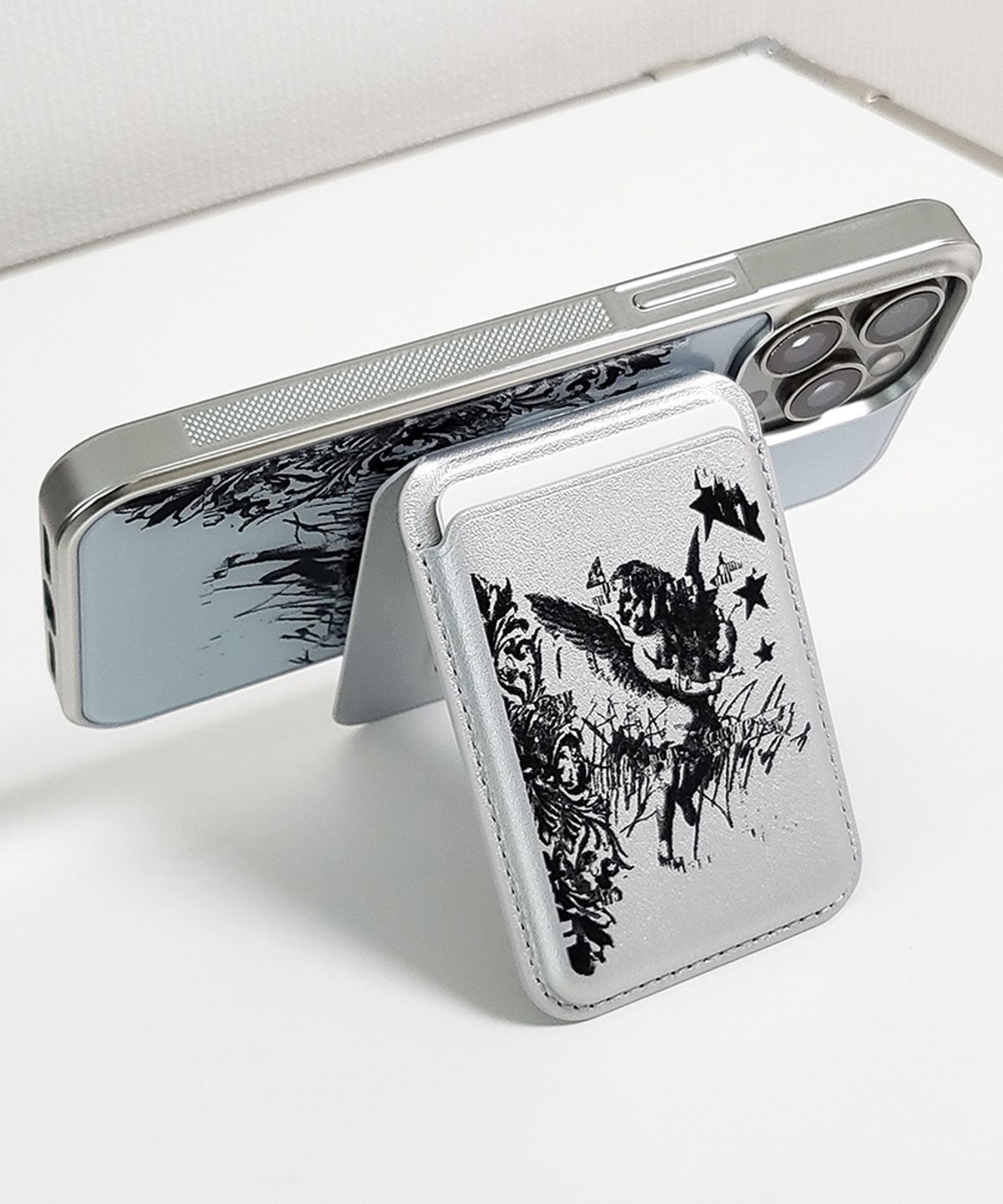 메모리즈바운더리(MEMORIESBOUNDARY) AETERNA Divine Scrawl MagSafe Fold Stand Card Wallet (Silver)