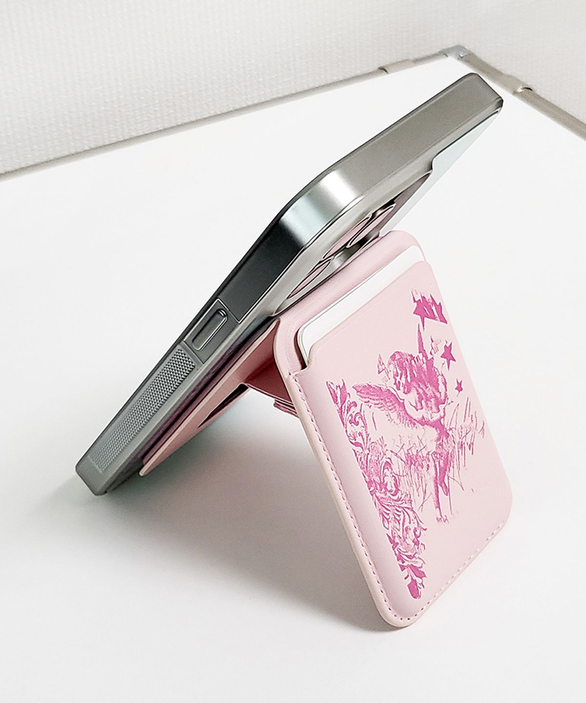 메모리즈바운더리(MEMORIESBOUNDARY) AETERNA Divine Scrawl MagSafe Fold Stand Card Wallet (Pink)