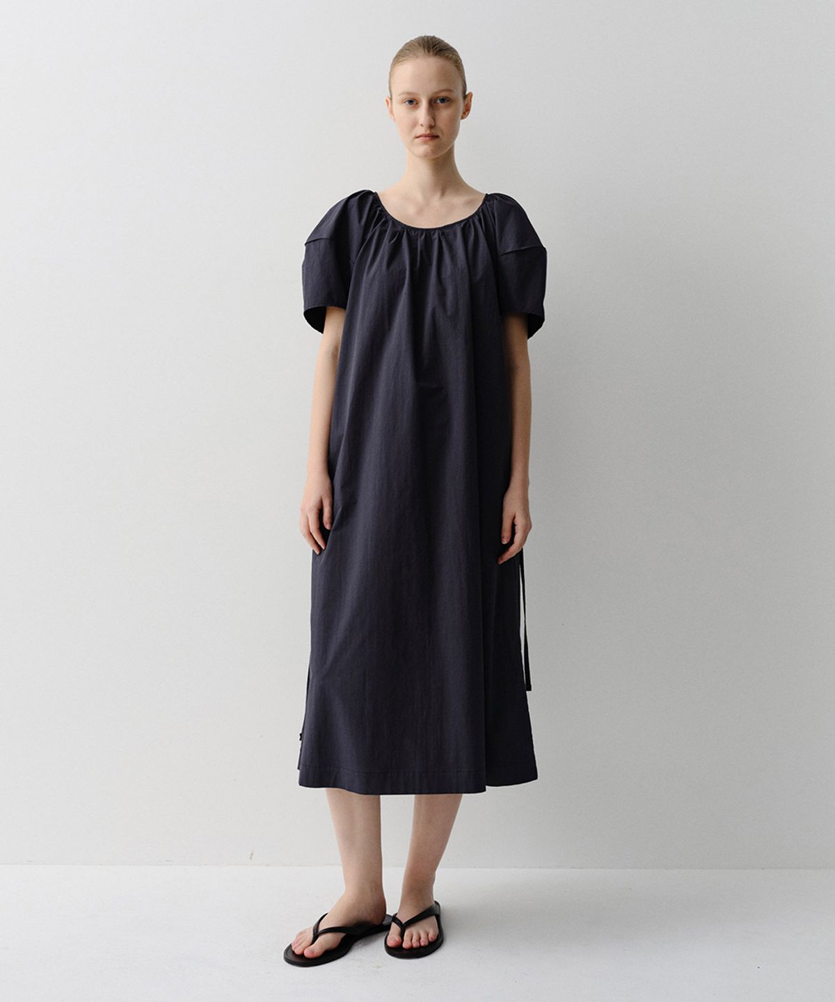 이아(EAAH) JOY PUFF SHIRRING DRESS (NAVY)
