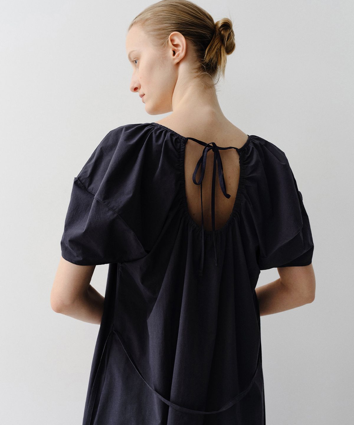 이아(EAAH) JOY PUFF SHIRRING DRESS (NAVY)