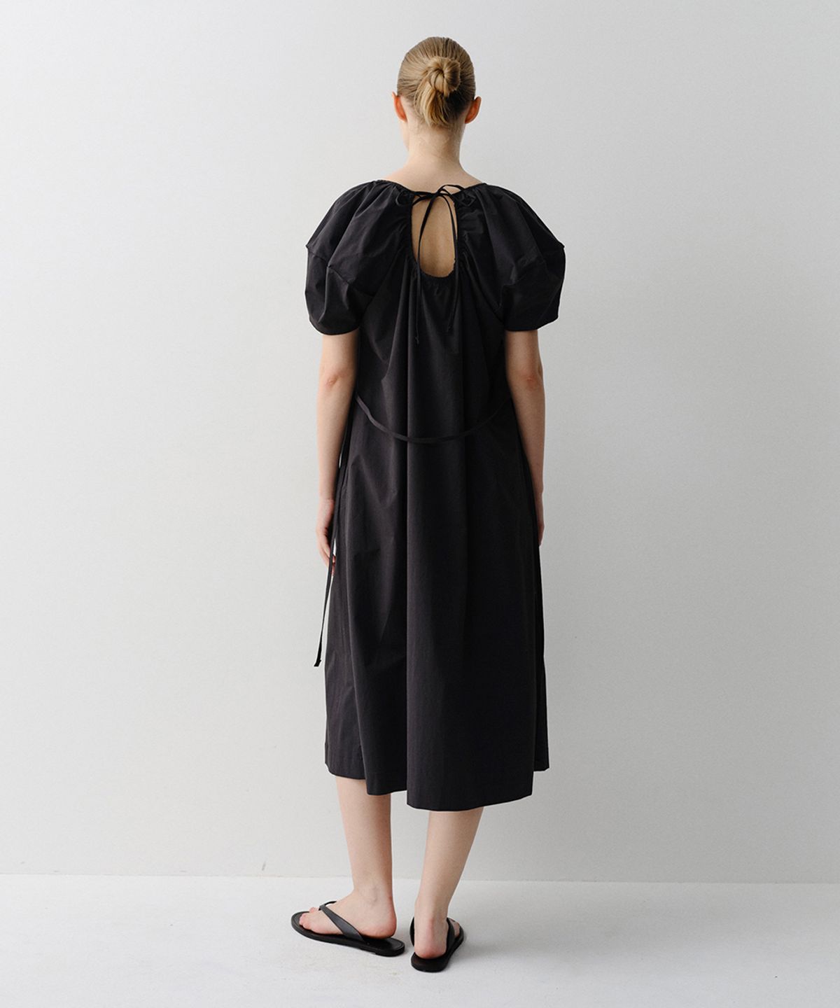 이아(EAAH) JOY PUFF SHIRRING DRESS (BLACK)