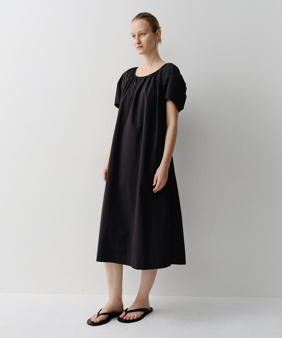 이아(EAAH) JOY PUFF SHIRRING DRESS (BLACK)