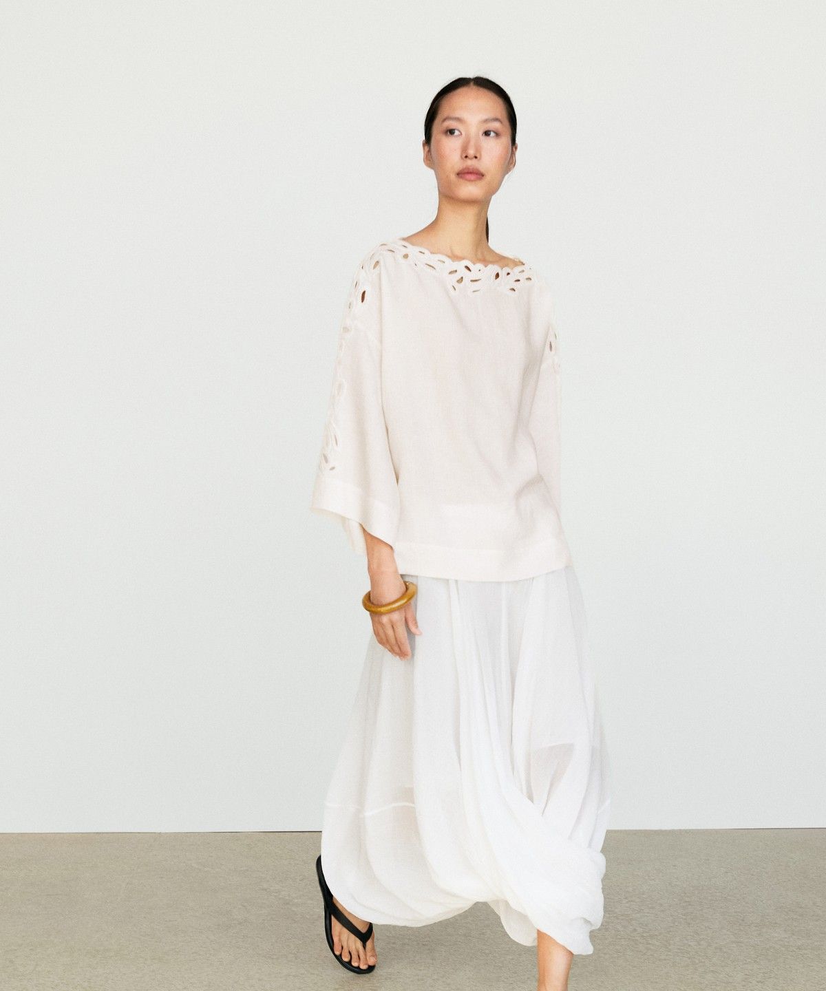 마시모두띠(MASSIMO DUTTI) 자수 디테일 린넨 보트넥 블라우스