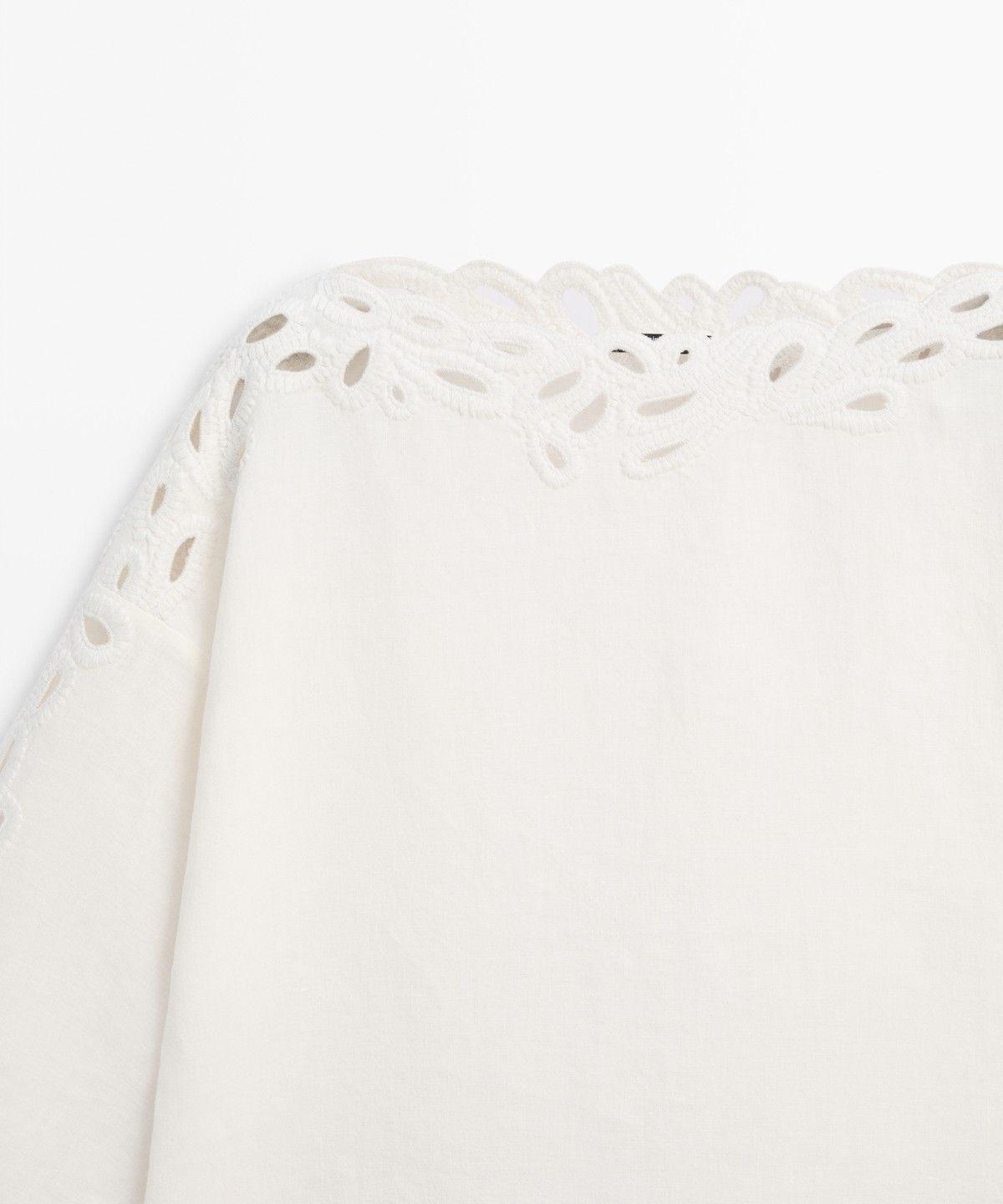 마시모두띠(MASSIMO DUTTI) 자수 디테일 린넨 보트넥 블라우스