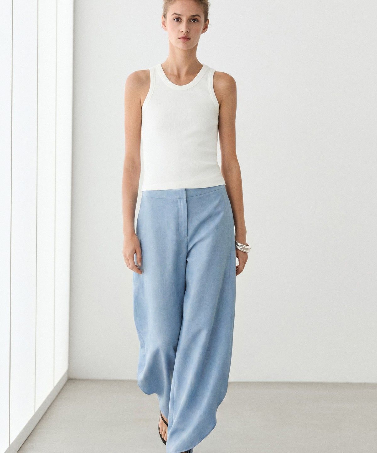 마시모두띠(MASSIMO DUTTI) 볼륨핏 린넨 블렌드 플루이드 팬츠