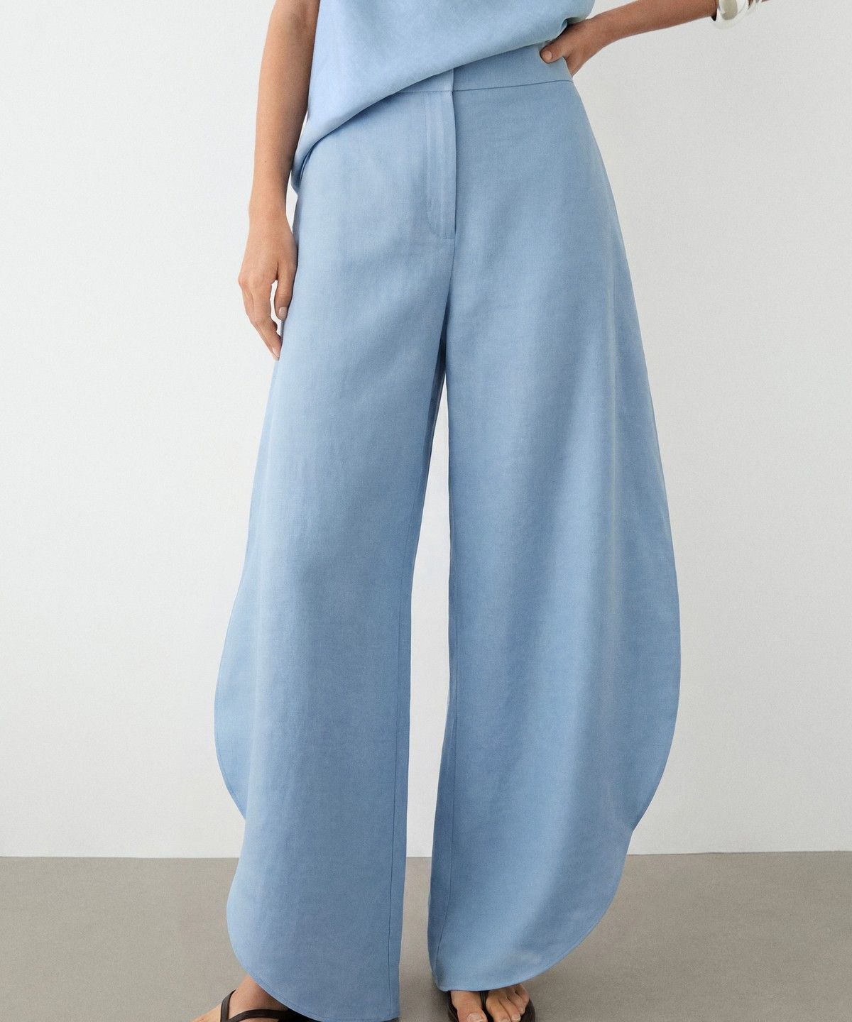 마시모두띠(MASSIMO DUTTI) 볼륨핏 린넨 블렌드 플루이드 팬츠