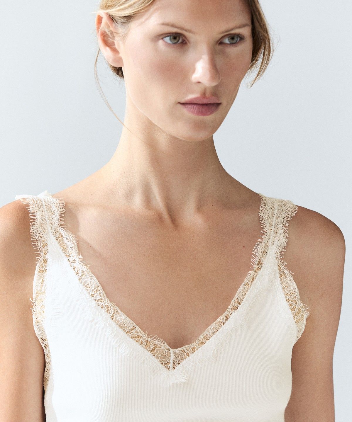 마시모두띠(MASSIMO DUTTI) 레이스 디테일 스트랩 탑