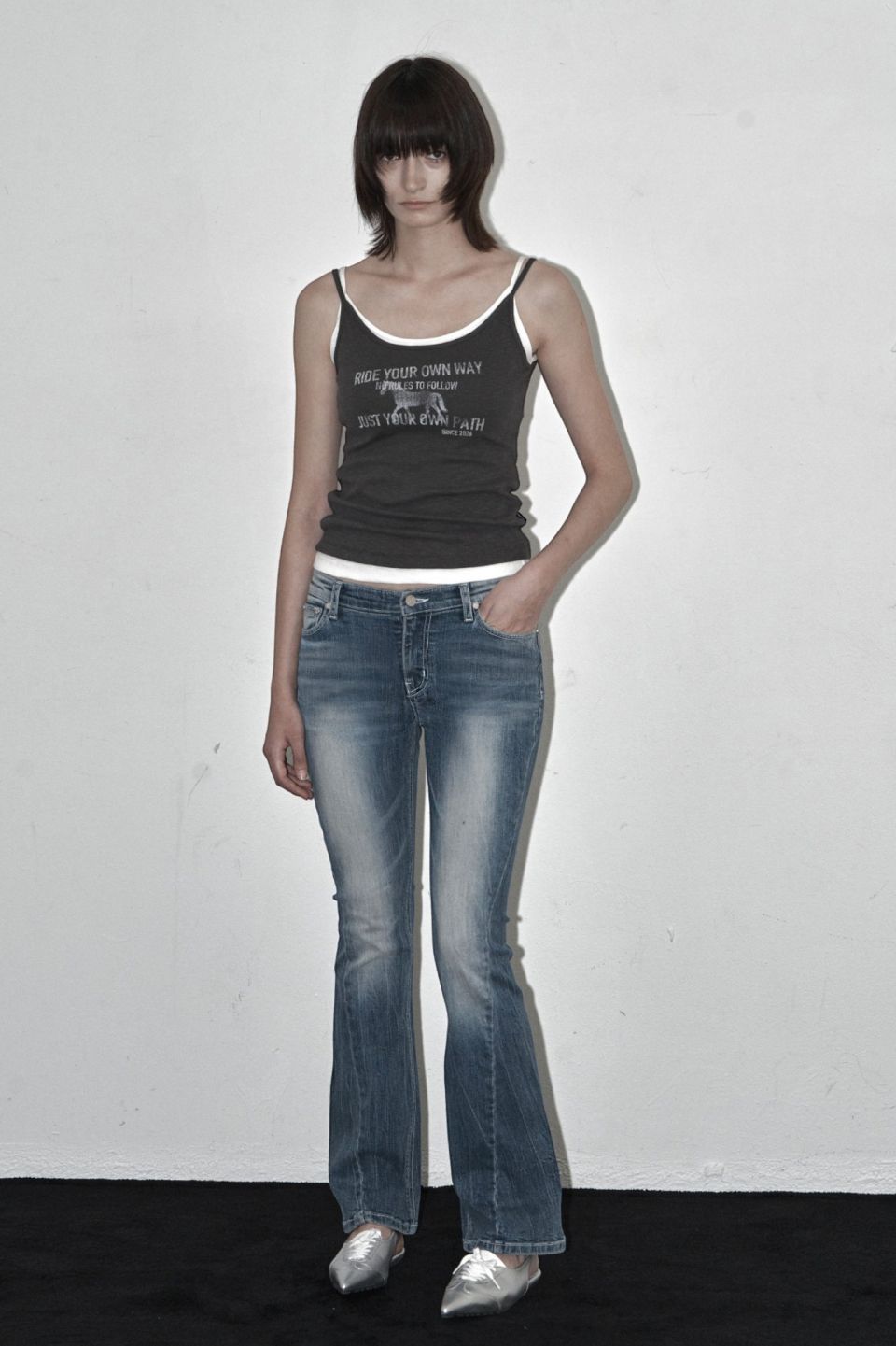 MUSINSA | SYNERJYN WRINKLE CAT WASHING LOW-RISE JEANS LIGHT BLUE