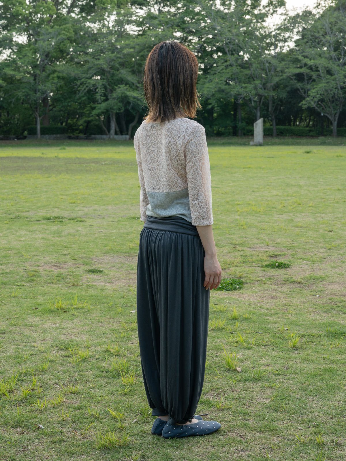 피브스피브스(PEEVES PEEVES) Shirring Balloon Capri Pants / Charcoal