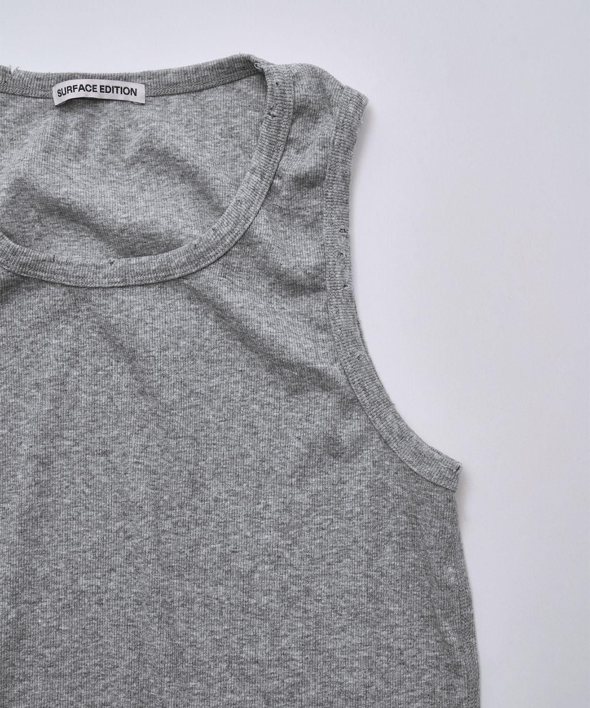 서피스에디션(SURFACE EDITION) DAMAGED RIBBED SLEEVELESS GRAY