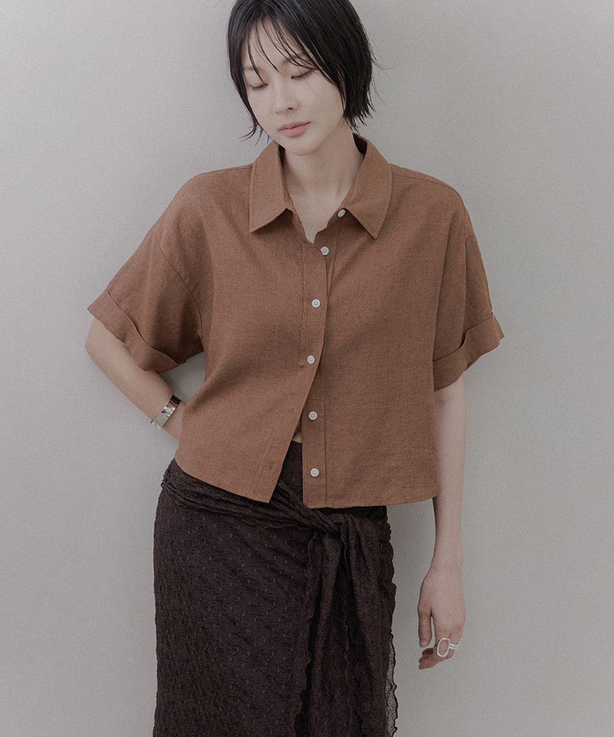 메무아(MEMUA) 린넨 백버튼 크롭셔츠(브라운)