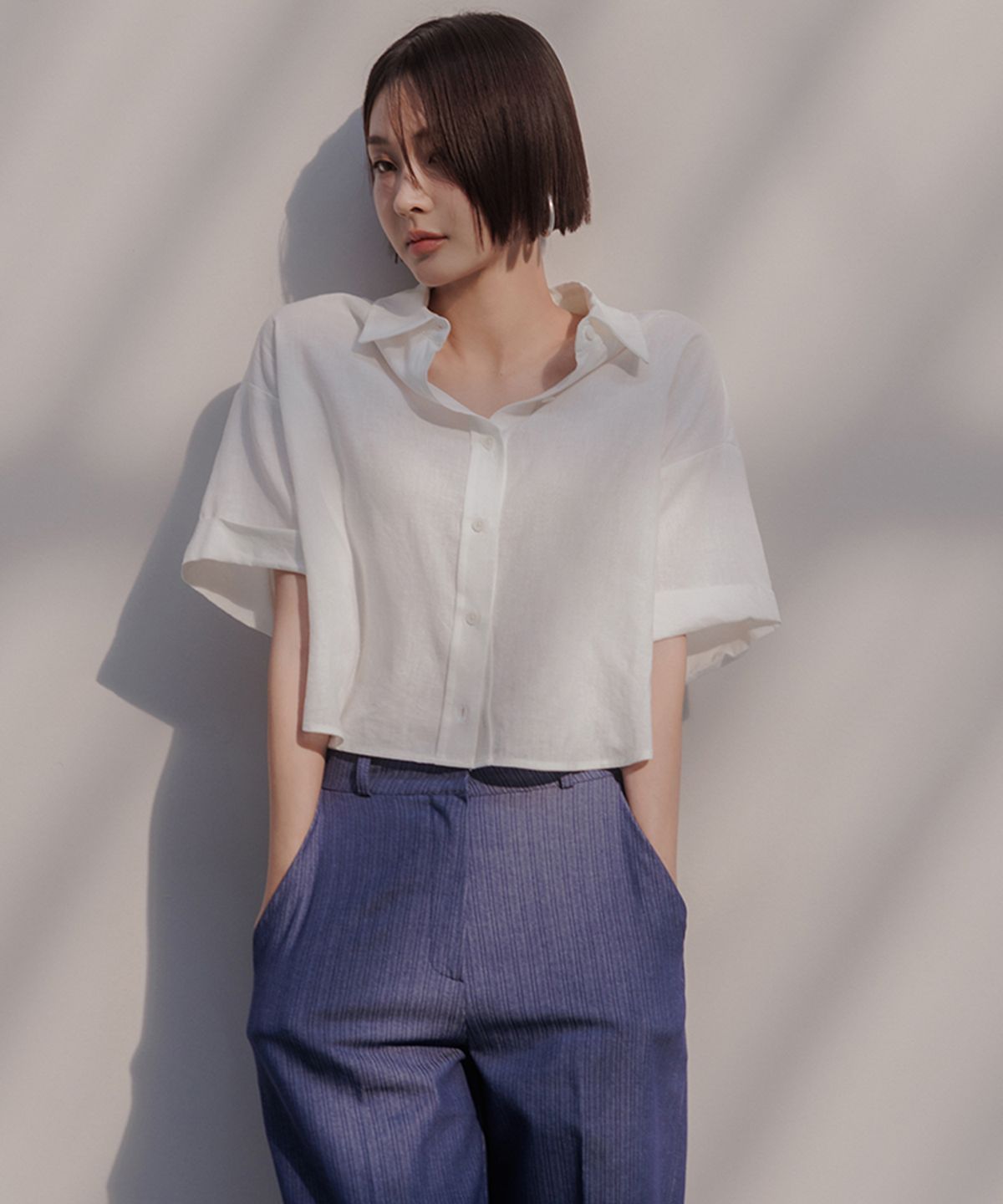메무아(MEMUA) 린넨 백버튼 크롭셔츠(브라운)