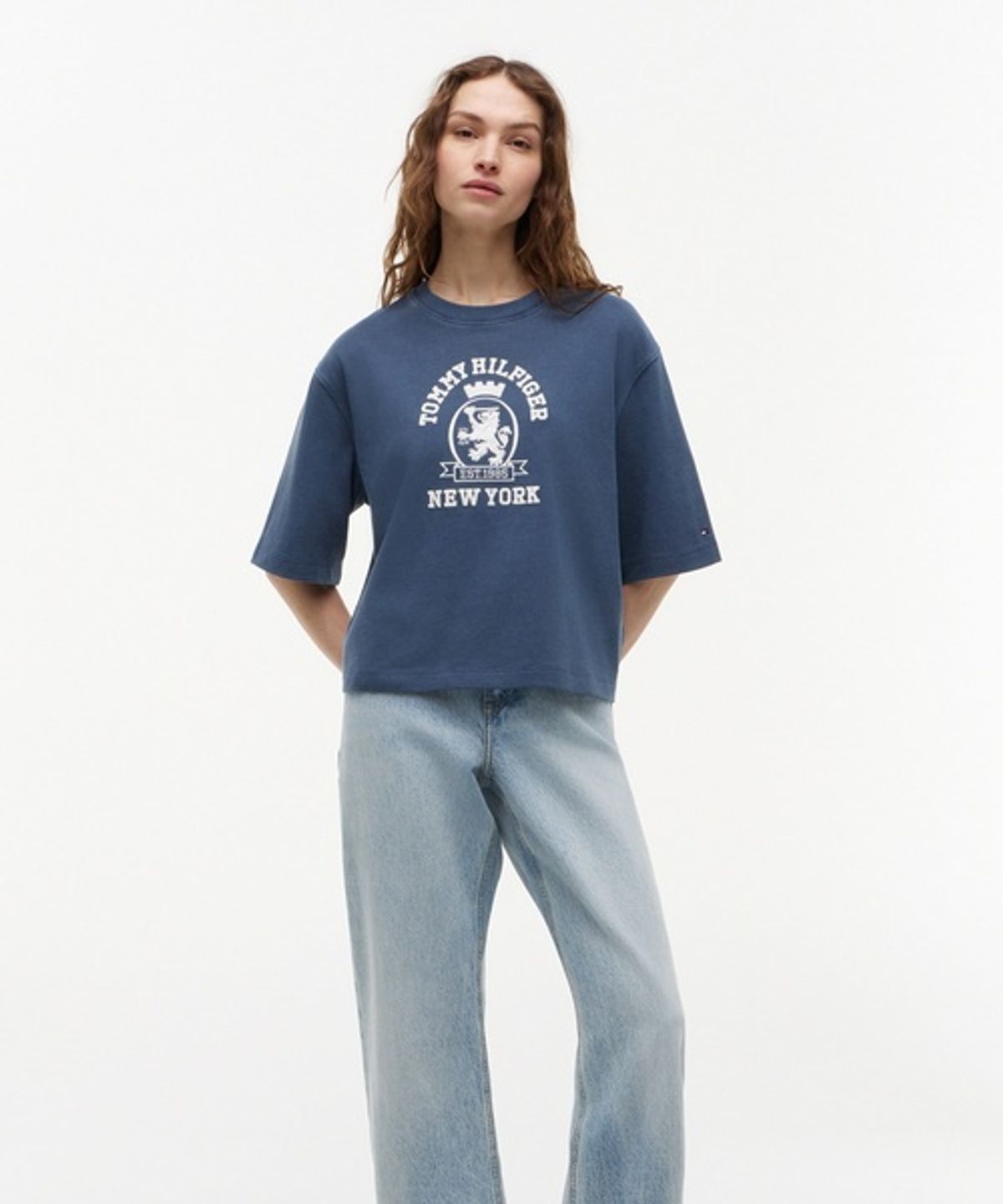 타미힐피거(TOMMY HILFIGER) 거먼트 다이 크레스트 박시 티셔츠 (T22G6TTO012WT1C1G)