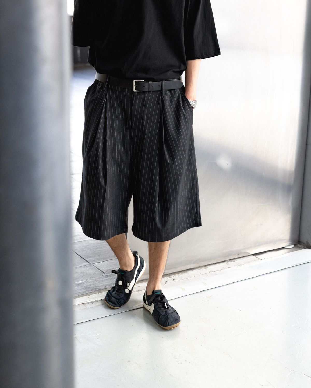 앵글런(ANGLAN) Double Tuck Half Slacks - Charcoal