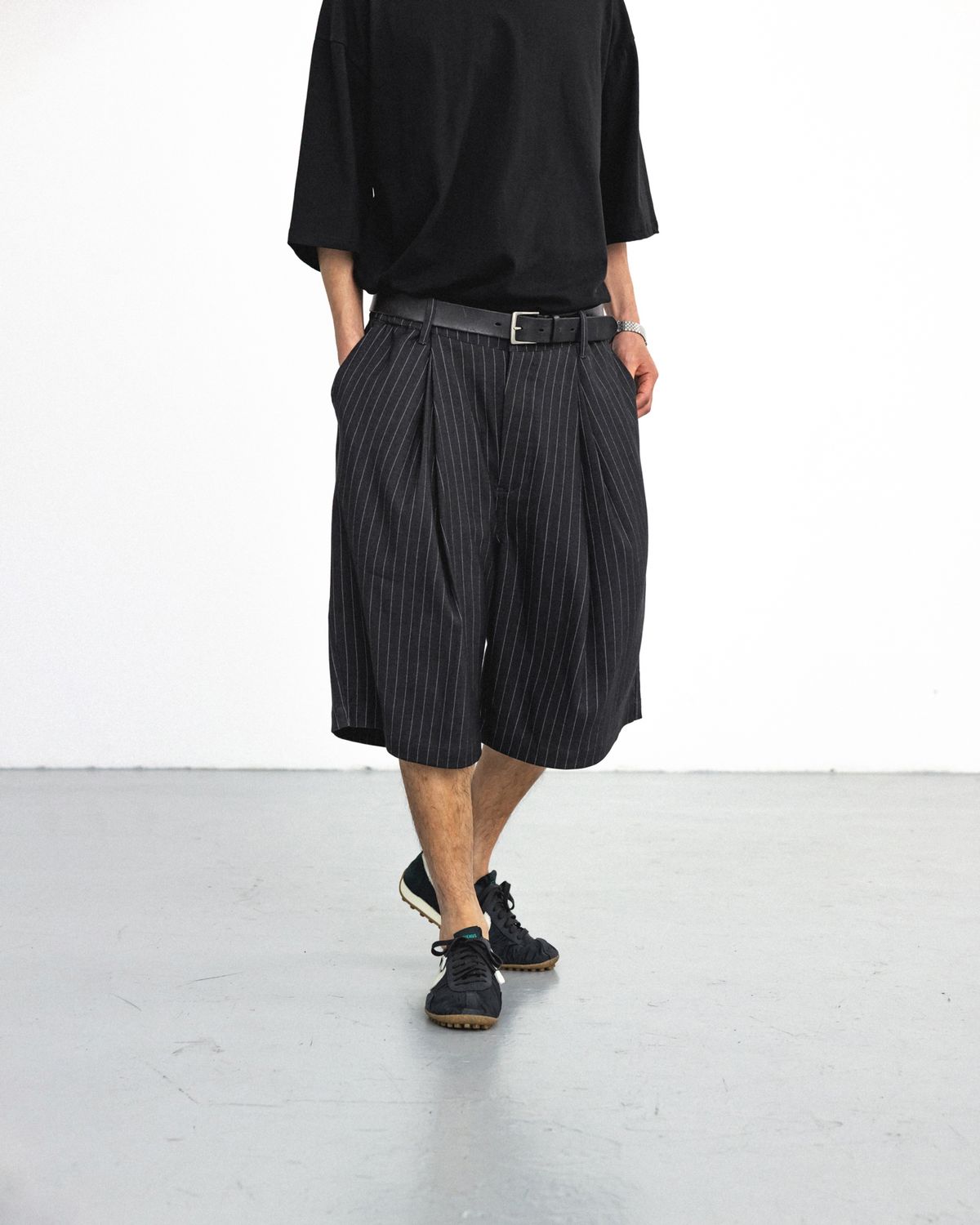 앵글런(ANGLAN) Double Tuck Half Slacks - Charcoal