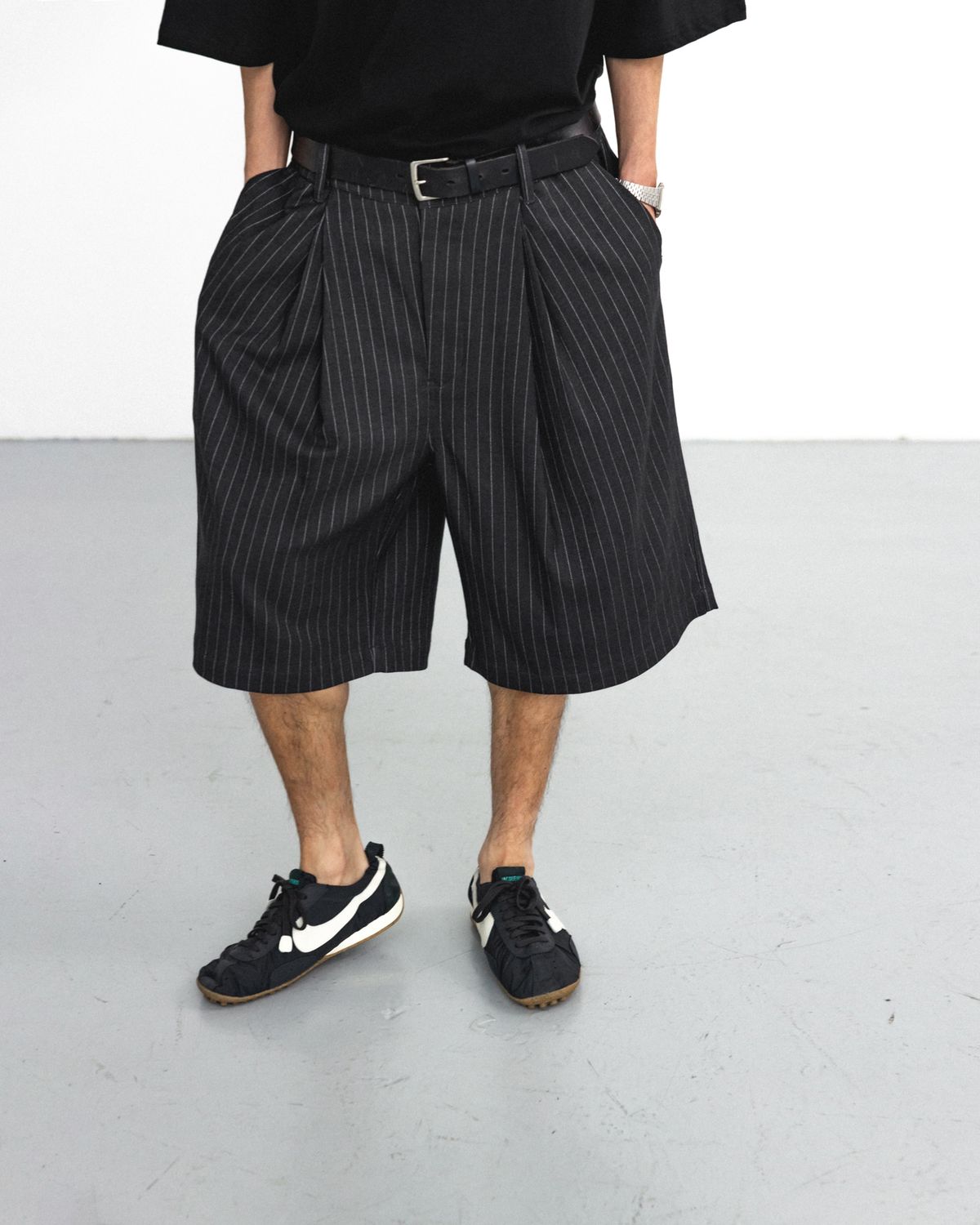 앵글런(ANGLAN) Double Tuck Half Slacks - Charcoal