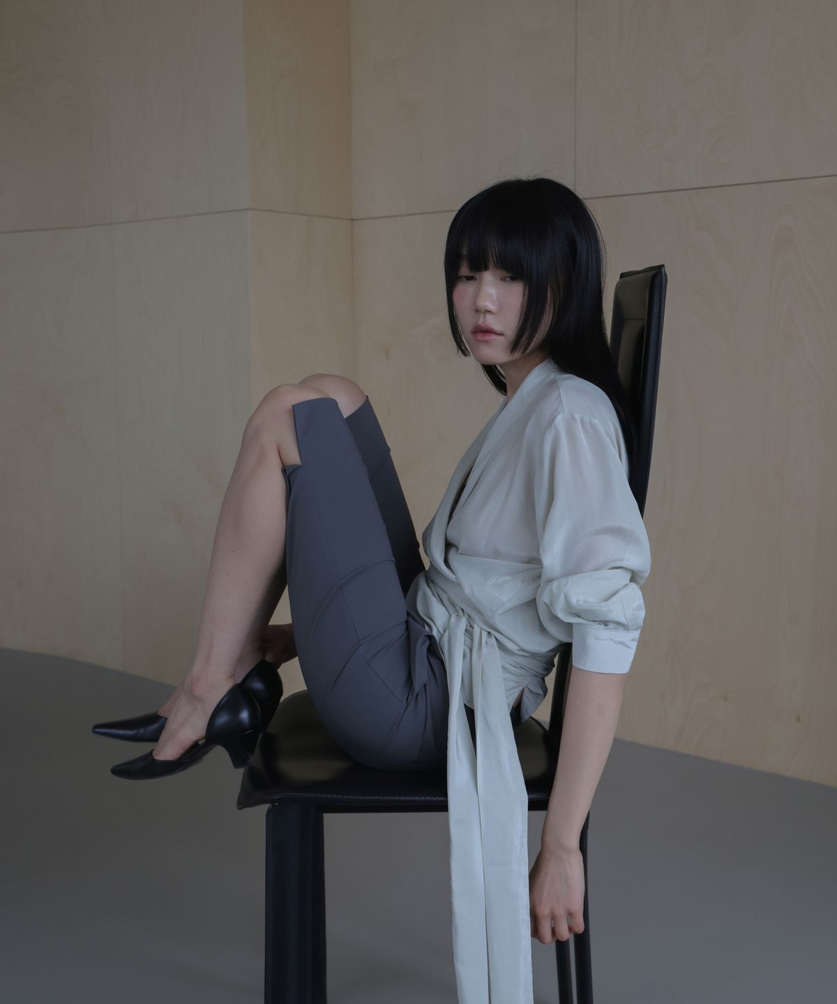 린테(LYNTE) 숄카라랩 블라우스 베이지