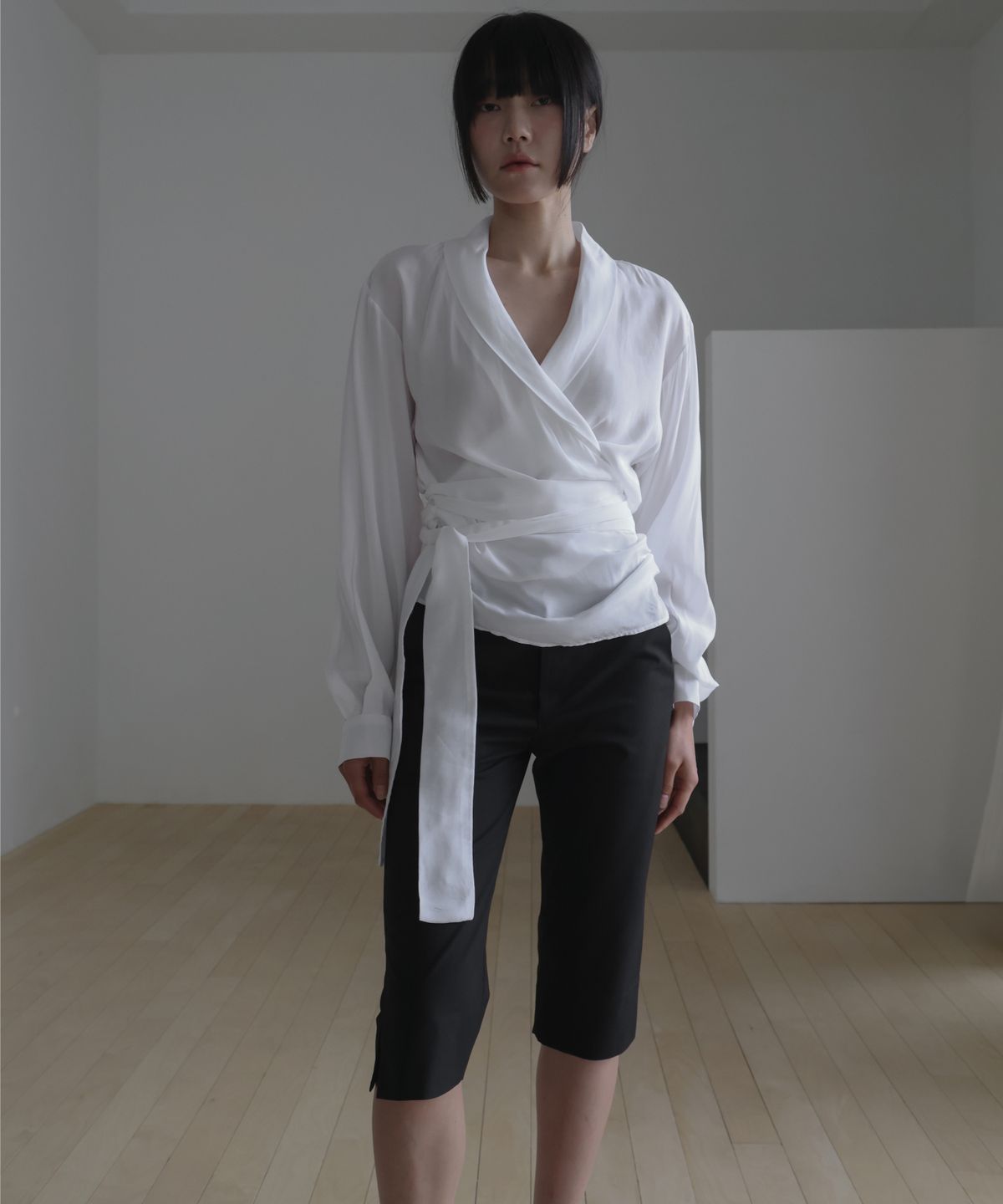 린테(LYNTE) 숄카라랩 블라우스 아이보리