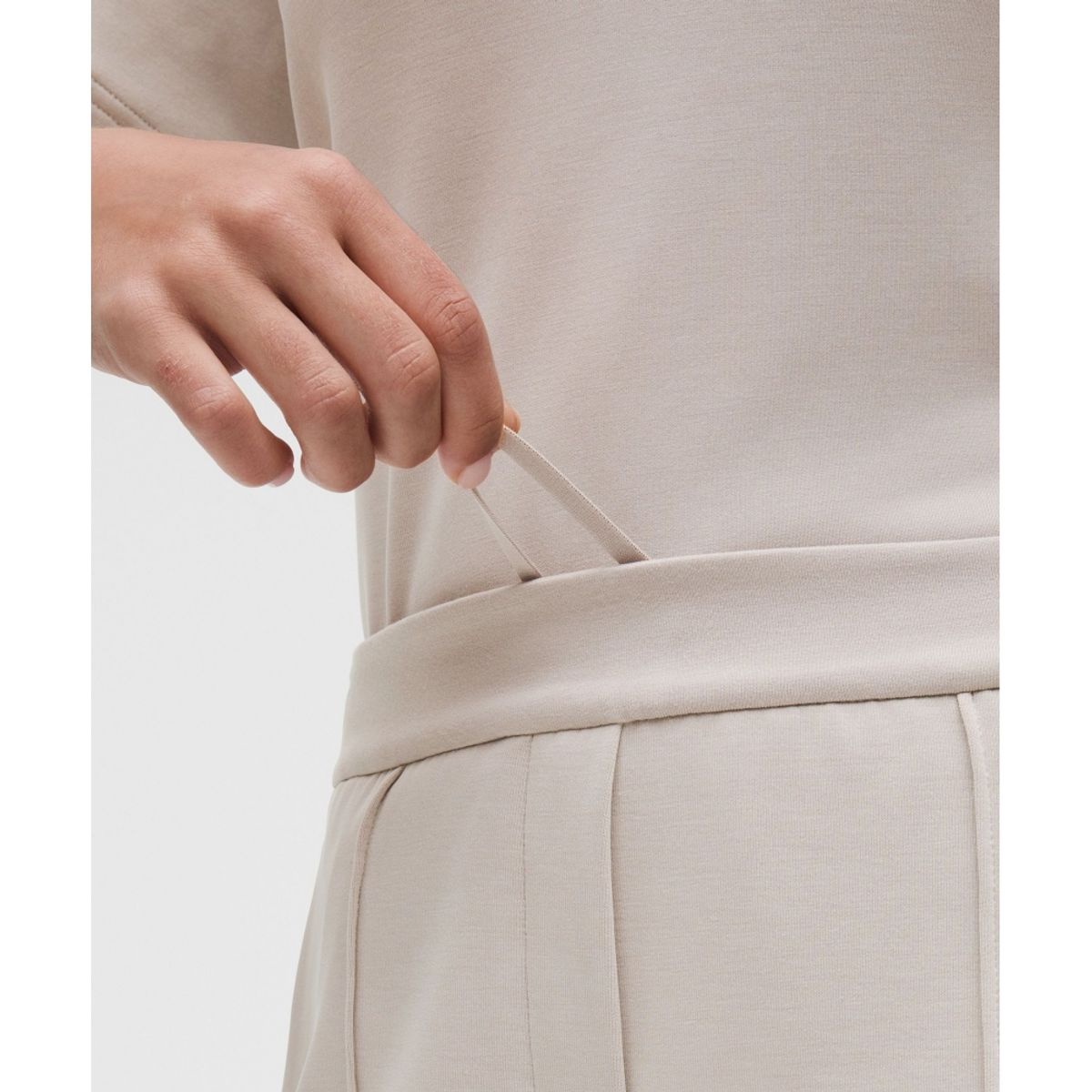 룰루레몬(LULULEMON) 라이트웨이트 Softstreme 미드라이즈 핀턱 쇼츠 4inch  DOWN