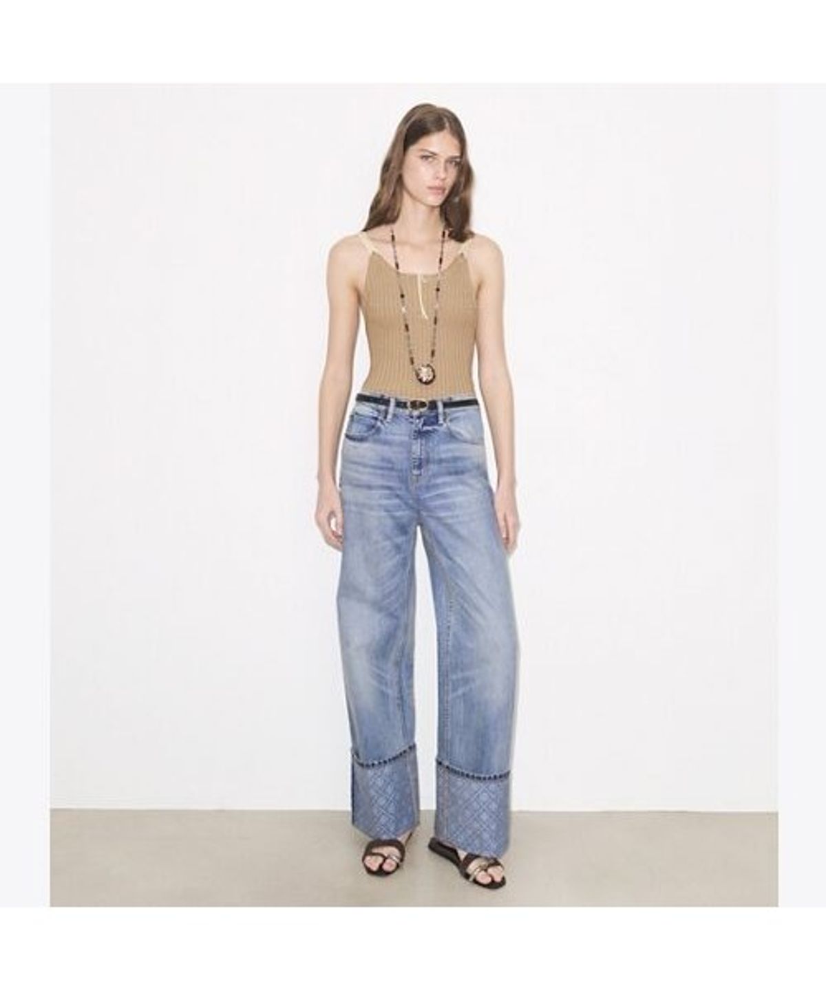토리버치(TORYBURCH) 콘트라스트 커프 스트레이트 레그 진 - 라이트 빈티지 워시