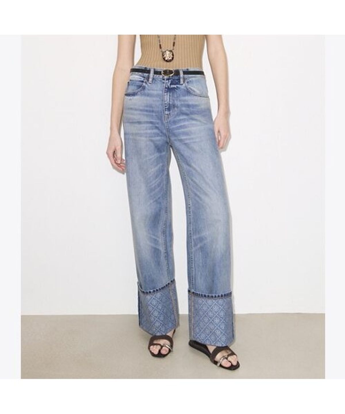 토리버치(TORYBURCH) 콘트라스트 커프 스트레이트 레그 진 - 라이트 빈티지 워시