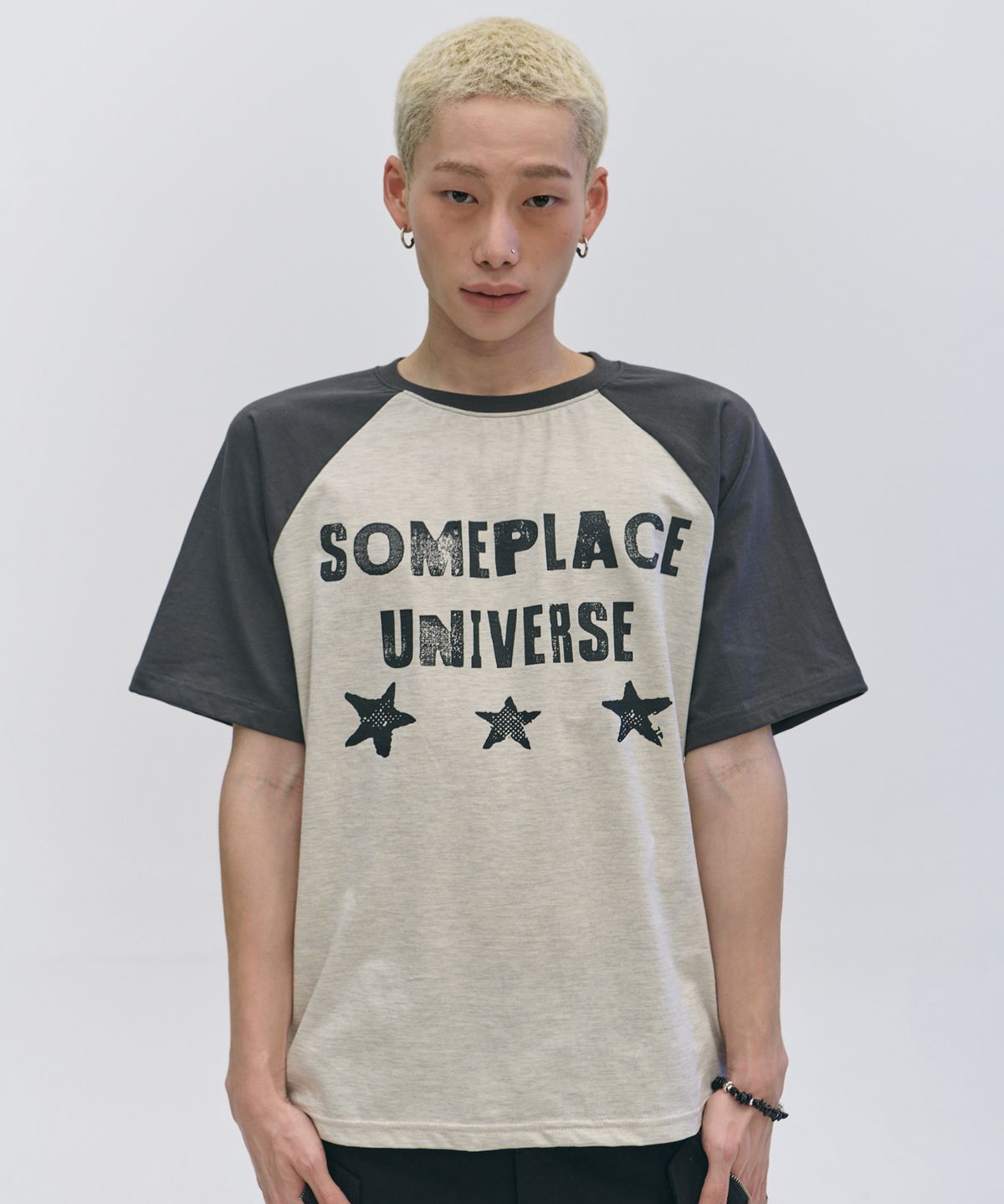 썸플레이스 맨(SOMEPLACE MAN) 유니버스 그래픽 레글런 배색 소프트 라운드넥 오버핏 반팔 티셔츠_2COLOR