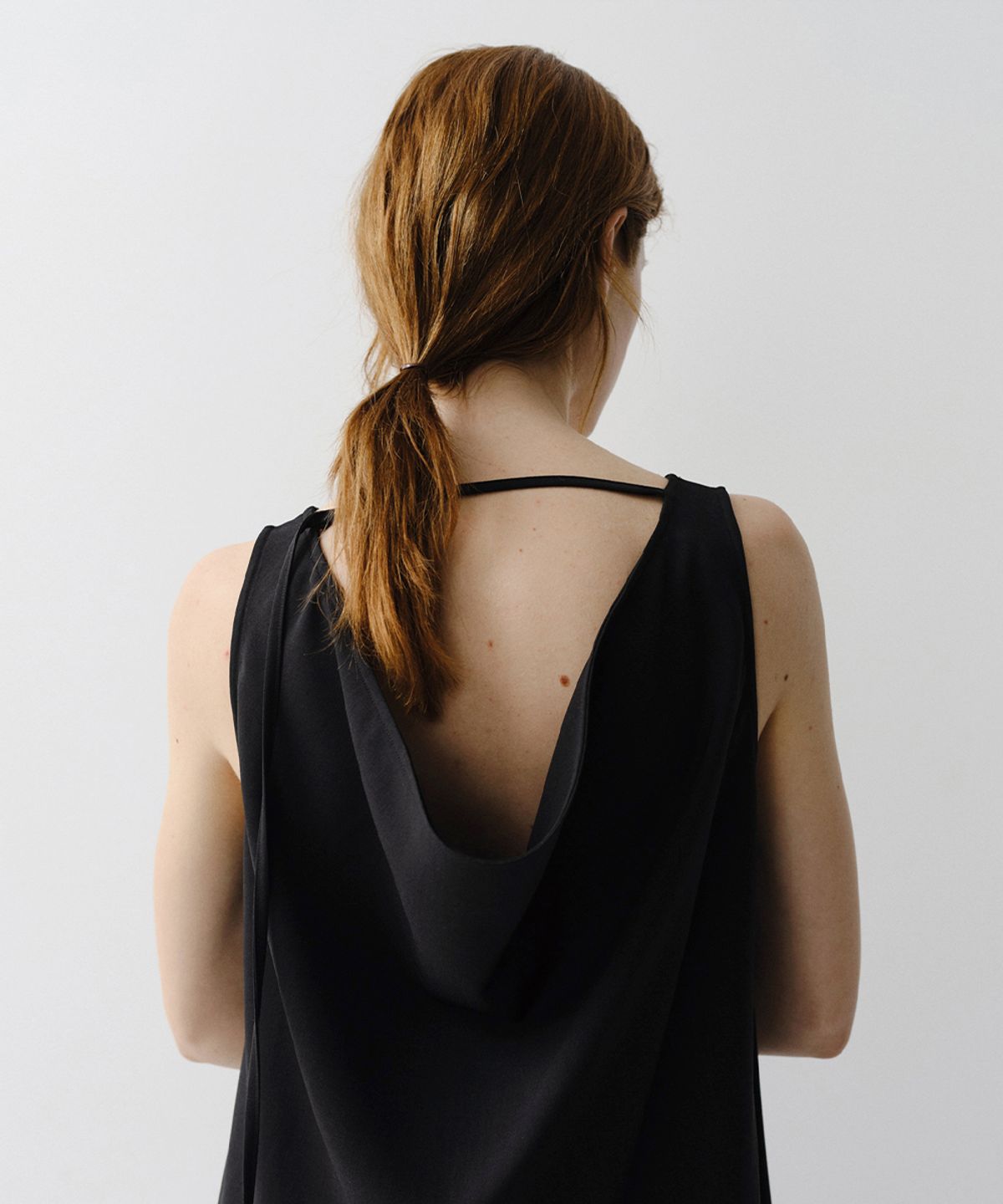 이아(EAAH) BACK COWL MAXI DRESS (BLACK)