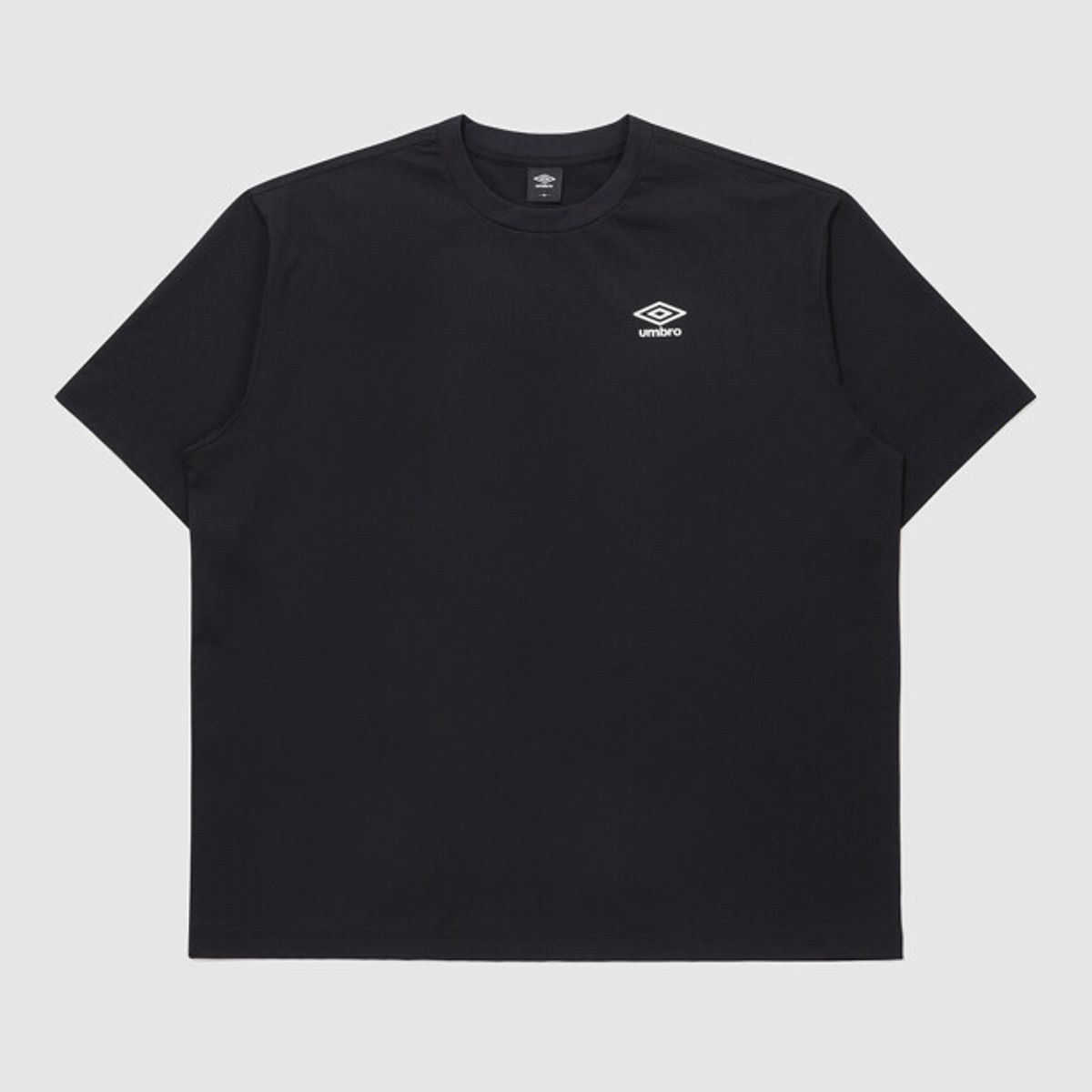 엄브로(UMBRO) [QUICK-DRY] 썬더체리 프레쉬 그래픽 반팔 티셔츠 블랙 UR221CRS65