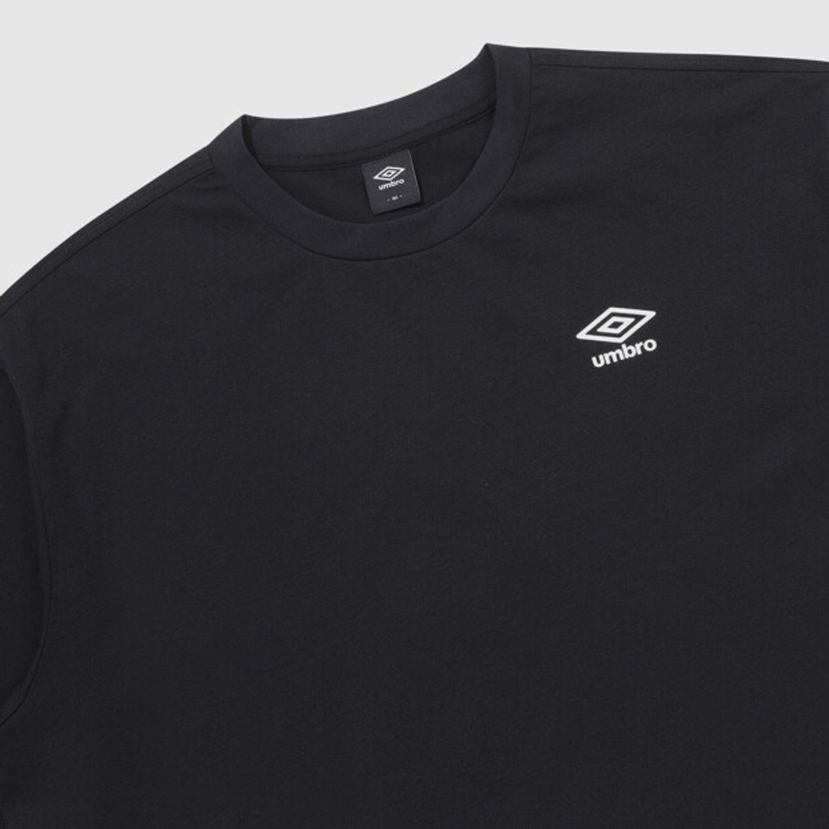 엄브로(UMBRO) [QUICK-DRY] 썬더체리 프레쉬 그래픽 반팔 티셔츠 블랙 UR221CRS65