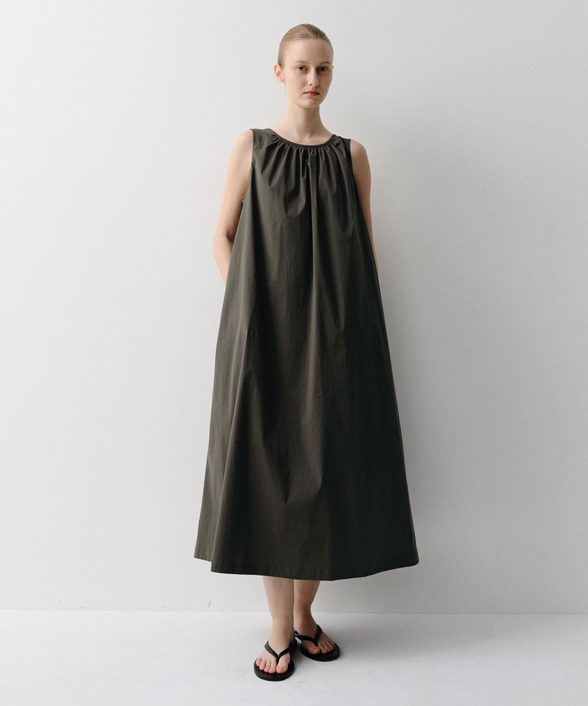이아(EAAH) THEA SHIRRING MAXI DRESS (DEEP KHAKI)