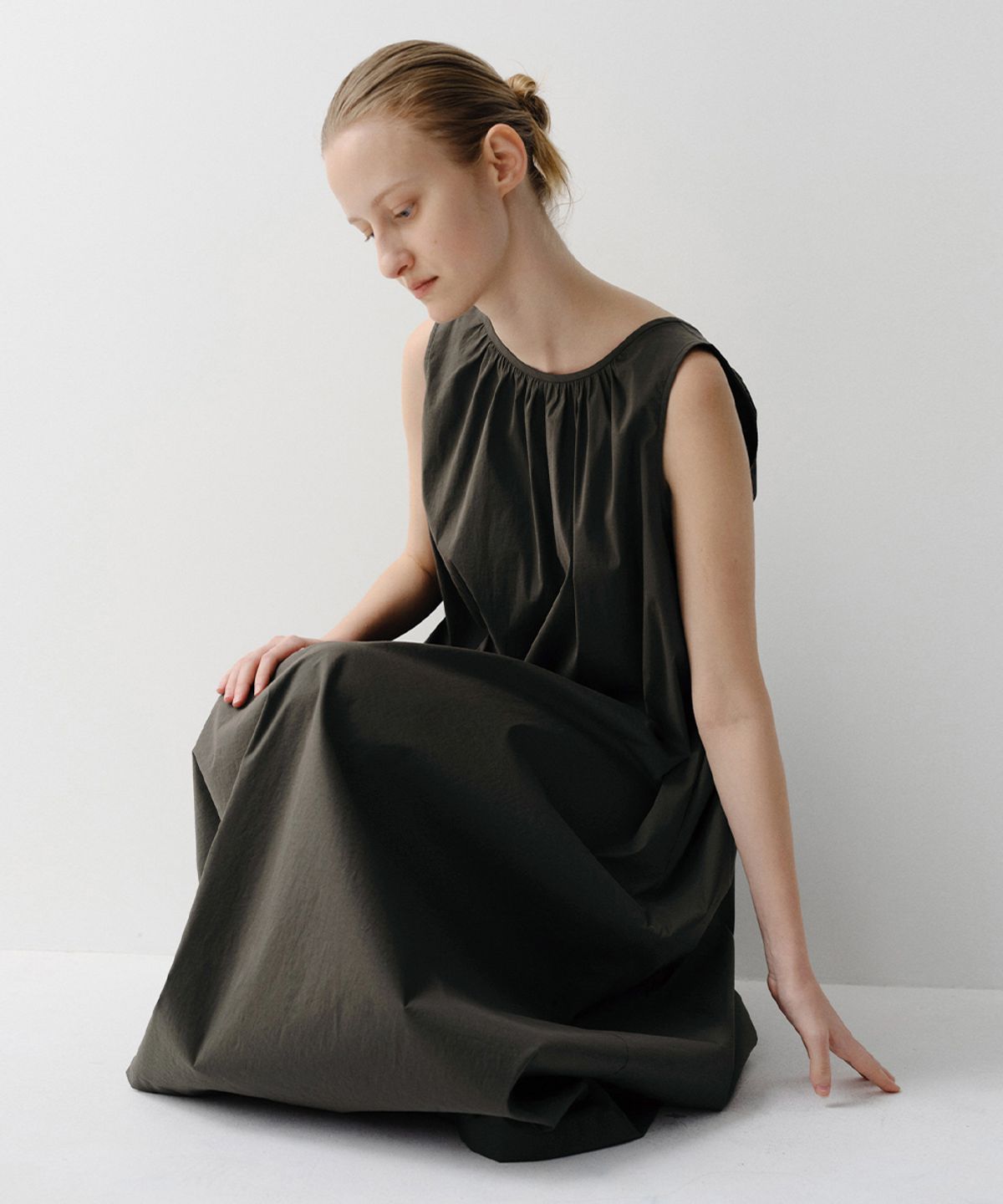 이아(EAAH) THEA SHIRRING MAXI DRESS (DEEP KHAKI)