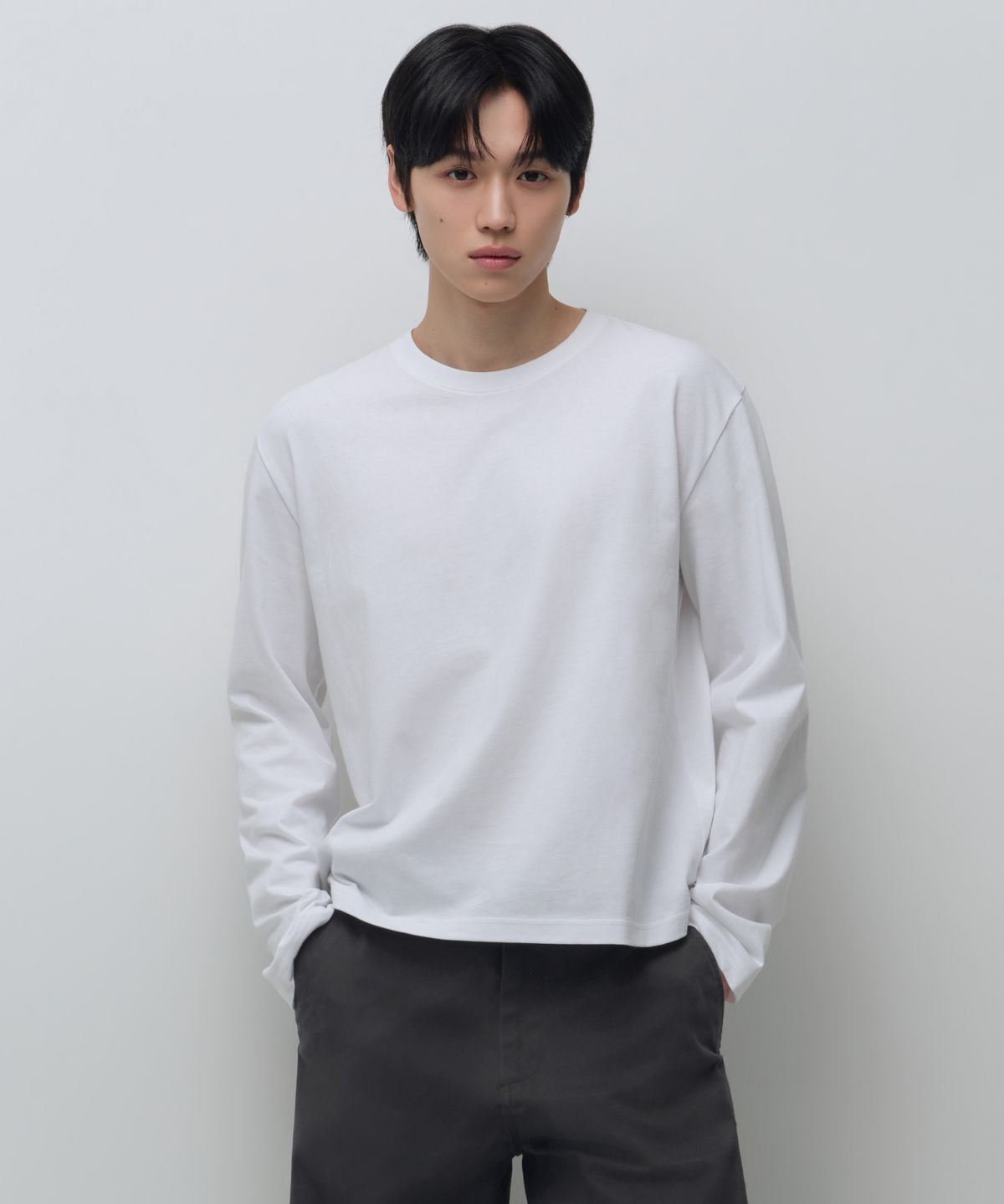 무신사 스탠다드(MUSINSA STANDARD) 레귤러 긴소매 크롭 티셔츠 [화이트]