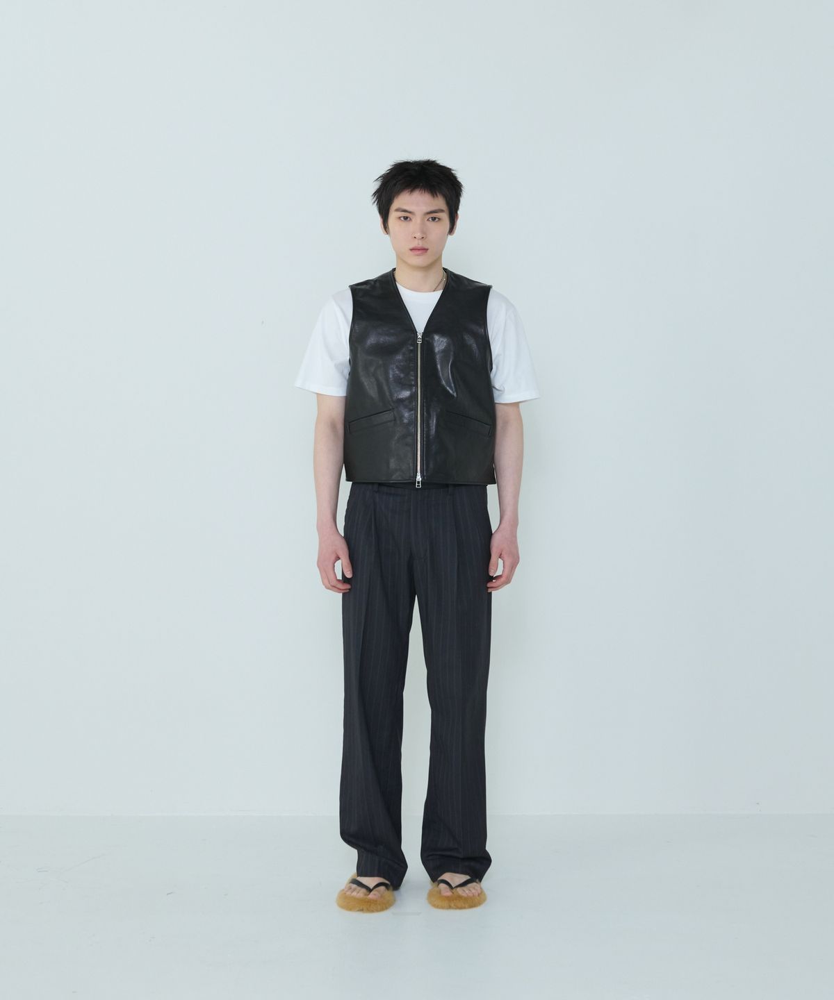 더씽인데어데어(THE THING IN THEIR THERE) Structured Buffalo Vest Black