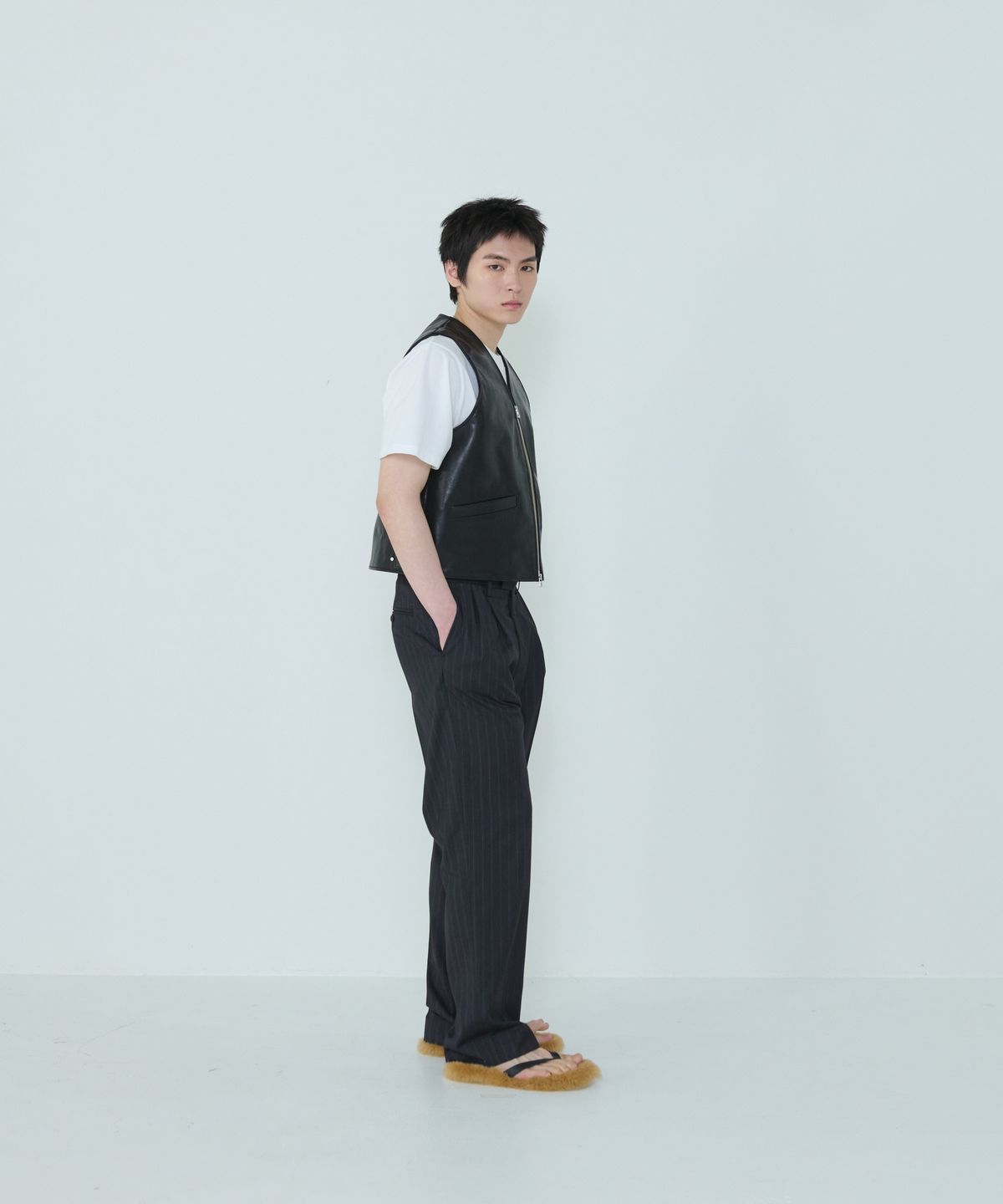 더씽인데어데어(THE THING IN THEIR THERE) Structured Buffalo Vest Black