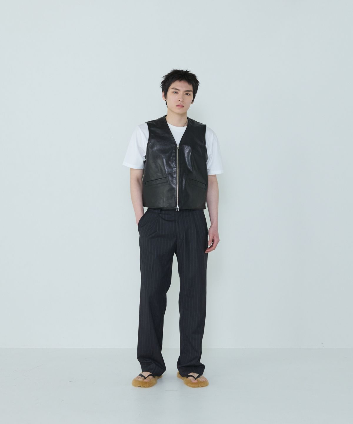 더씽인데어데어(THE THING IN THEIR THERE) Structured Buffalo Vest Black