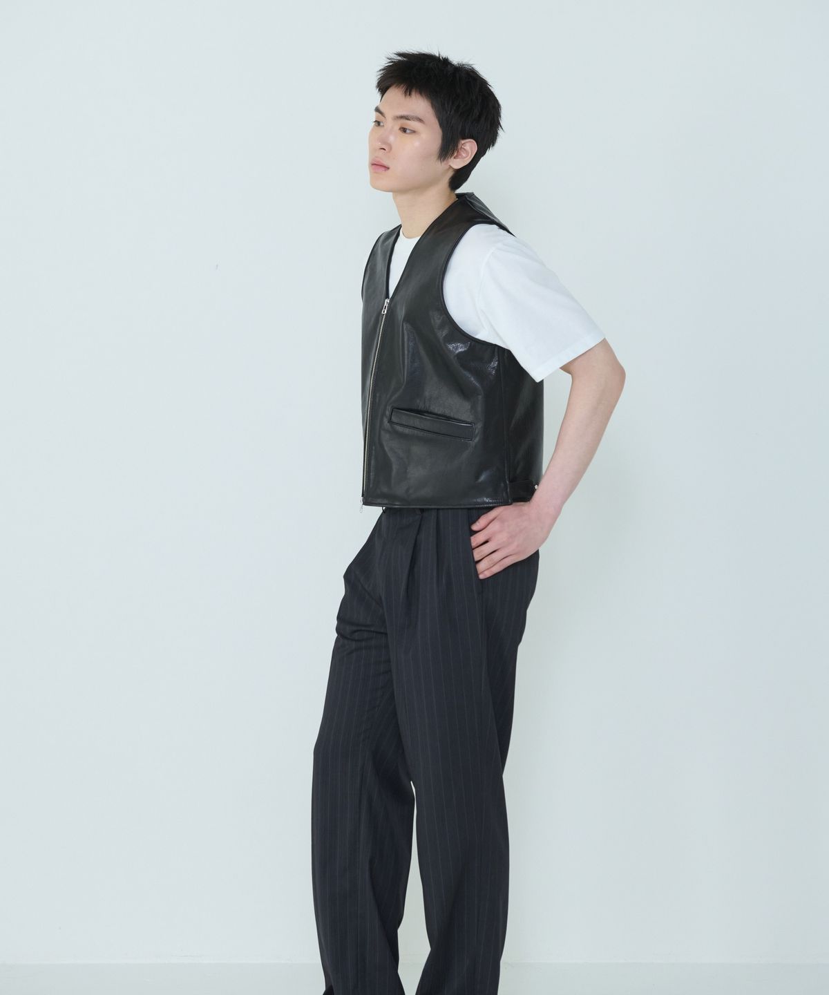 더씽인데어데어(THE THING IN THEIR THERE) Structured Buffalo Vest Black