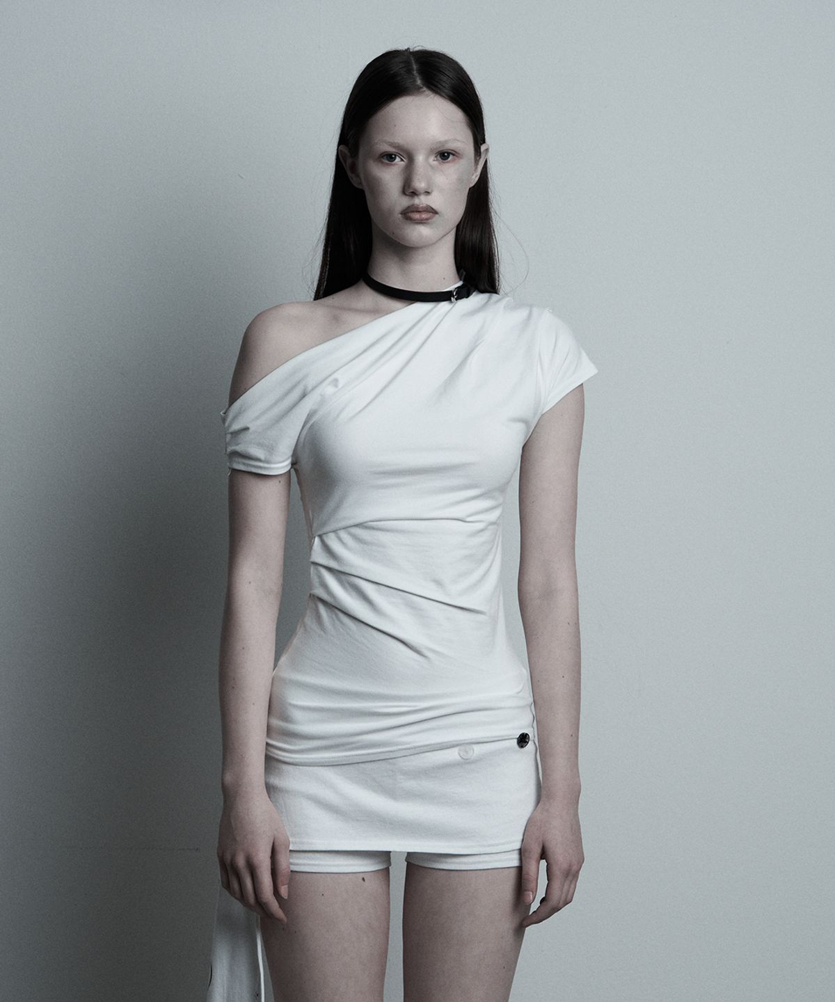 일리오(ILLIO) White belt Rose one-shoulder T-shirt