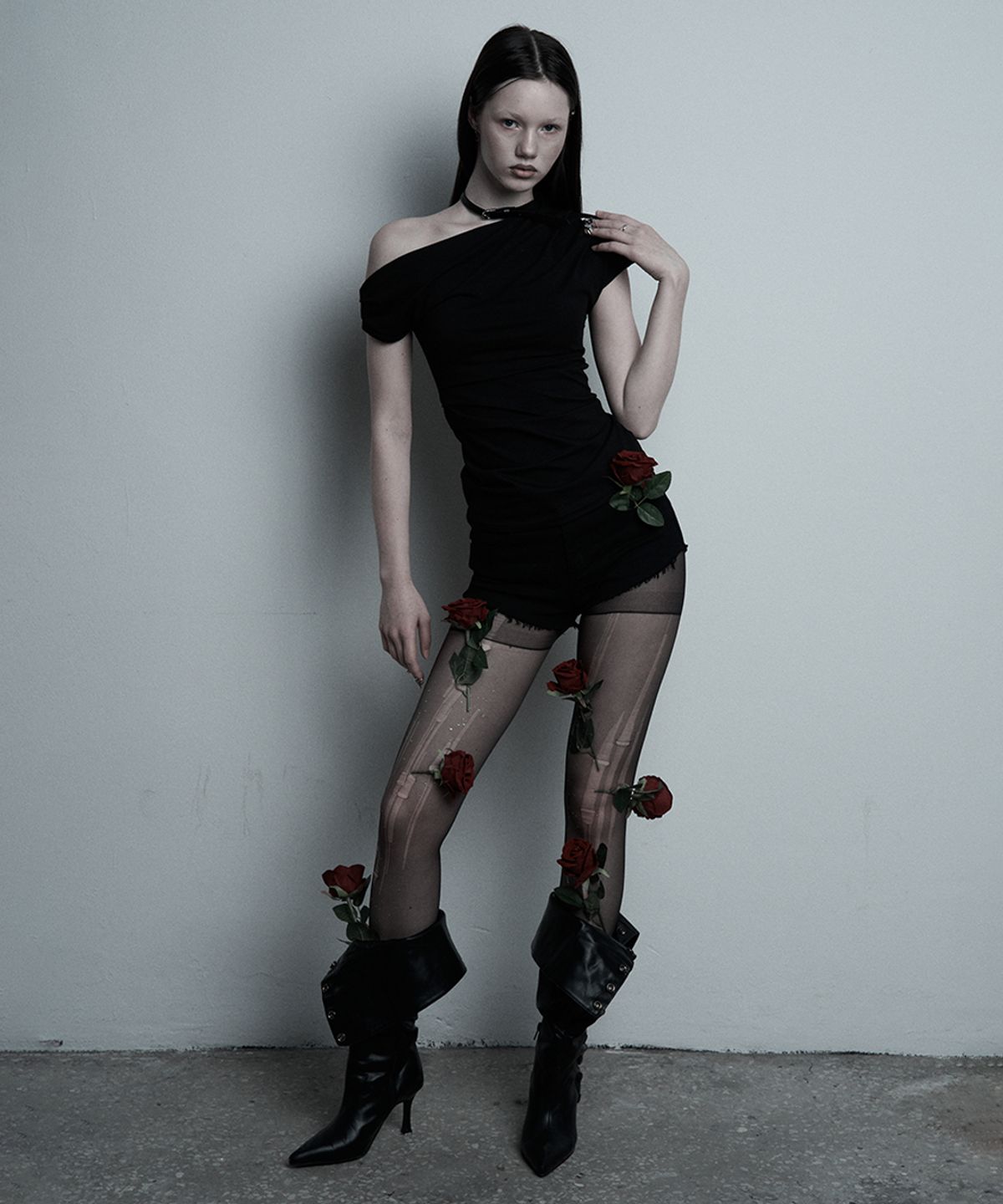 일리오(ILLIO) Black belt Rose one-shoulder T-shirt