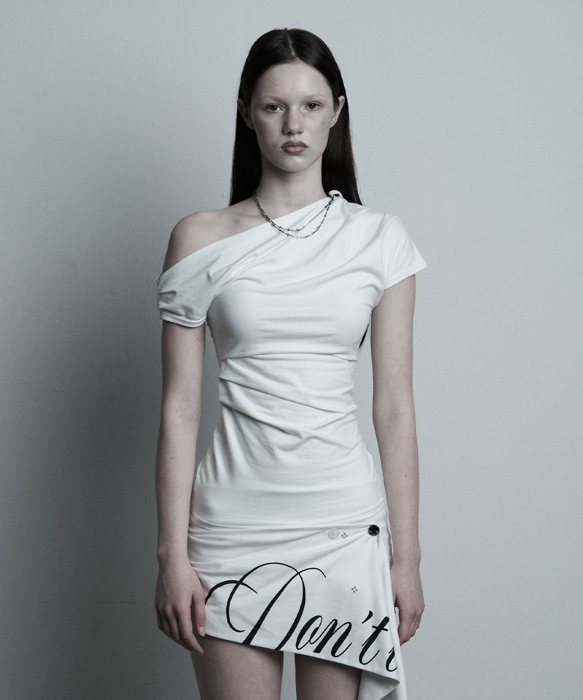 일리오(ILLIO) White chain Rose one-shoulder T-shirt