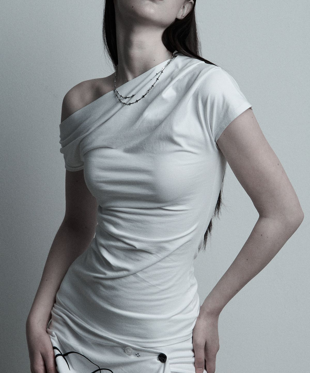 일리오(ILLIO) White chain Rose one-shoulder T-shirt