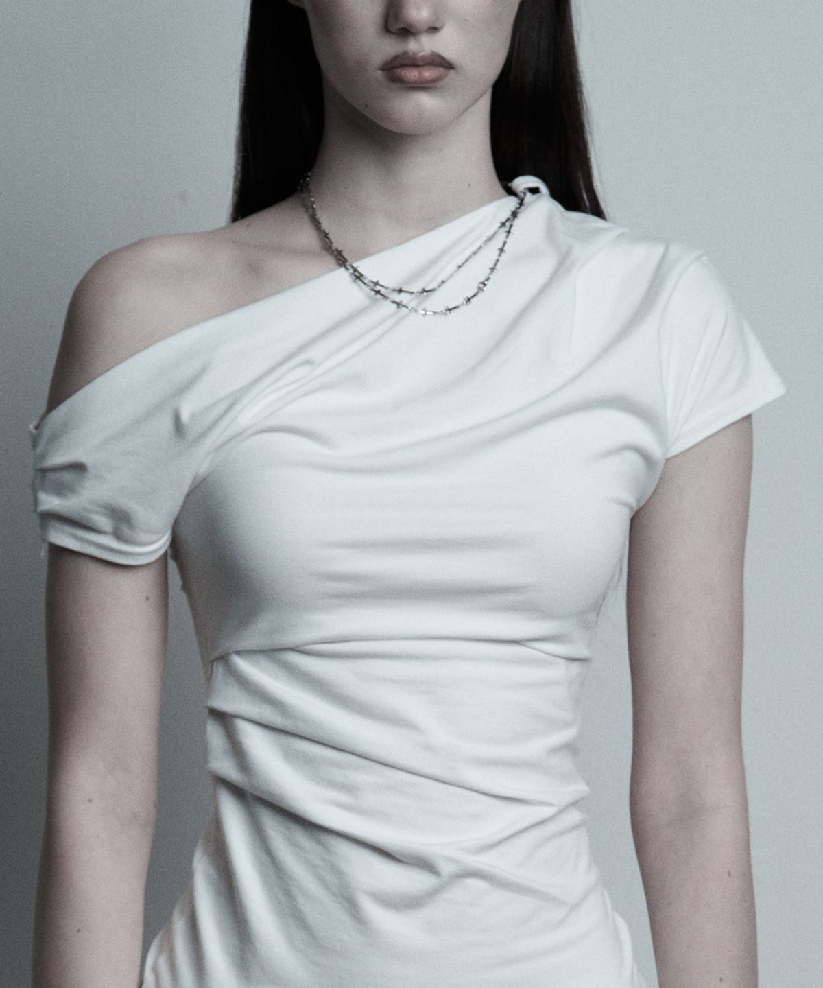 일리오(ILLIO) White chain Rose one-shoulder T-shirt