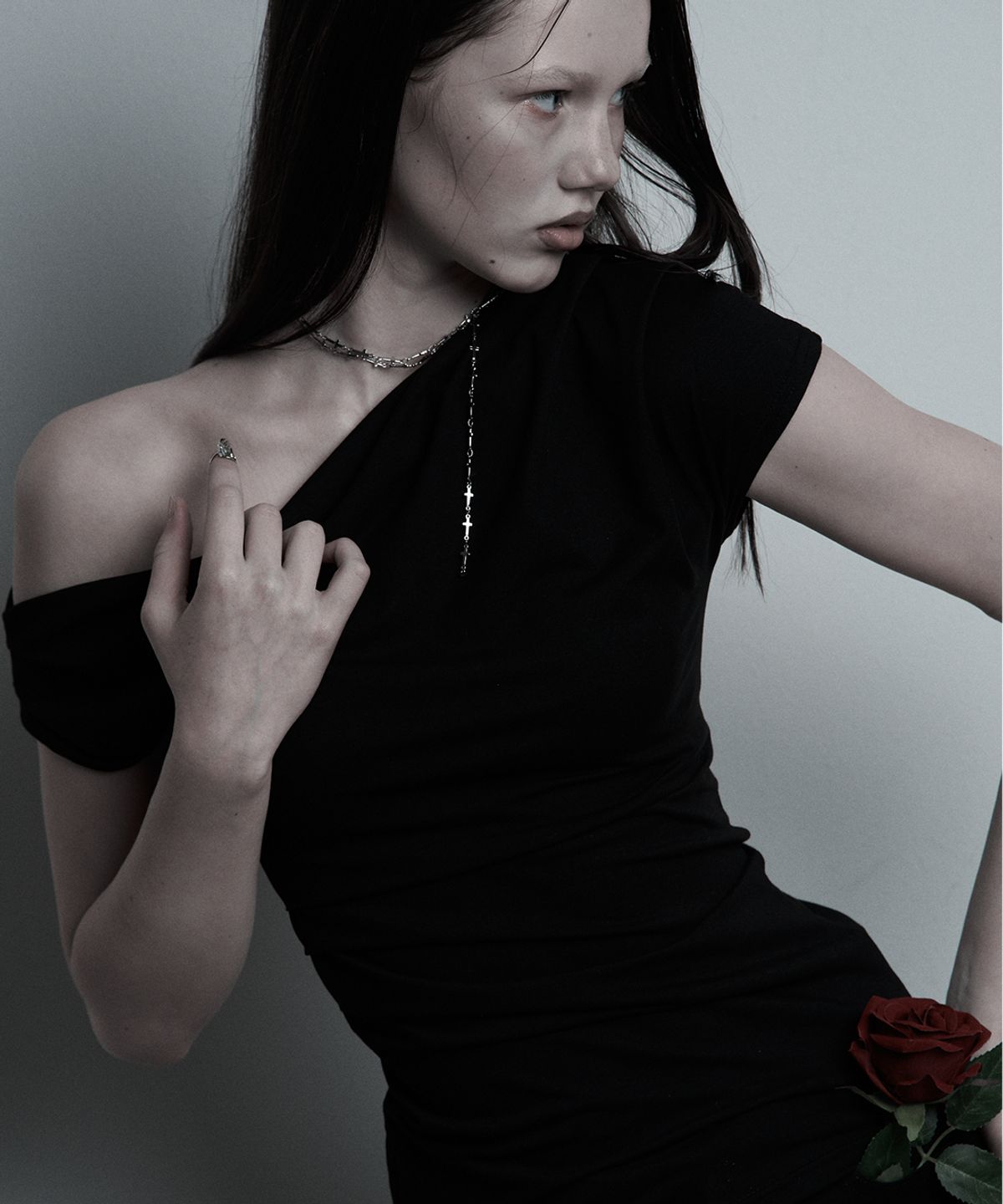 일리오(ILLIO) Black chain Rose one-shoulder T-shirt
