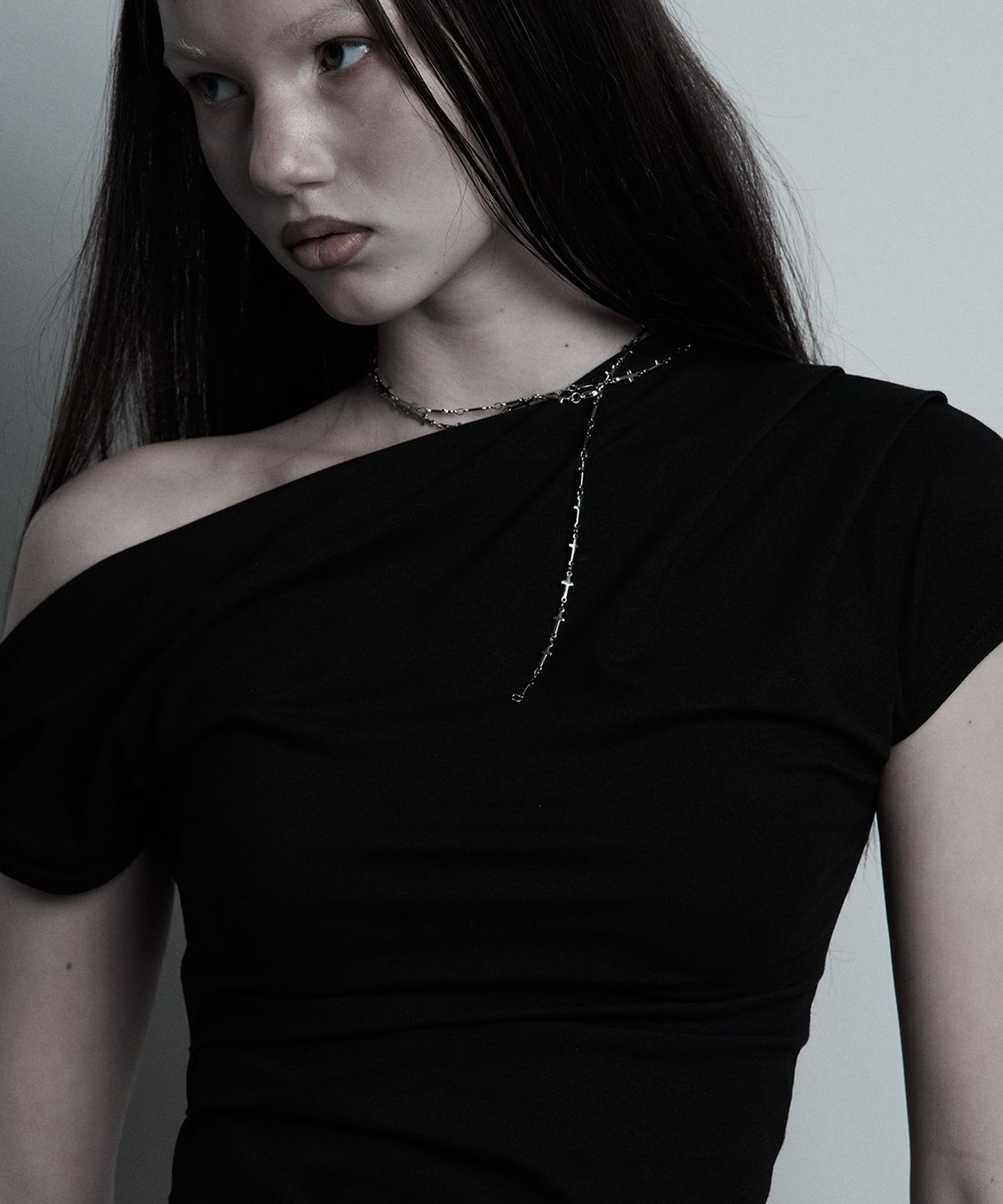 일리오(ILLIO) Black chain Rose one-shoulder T-shirt