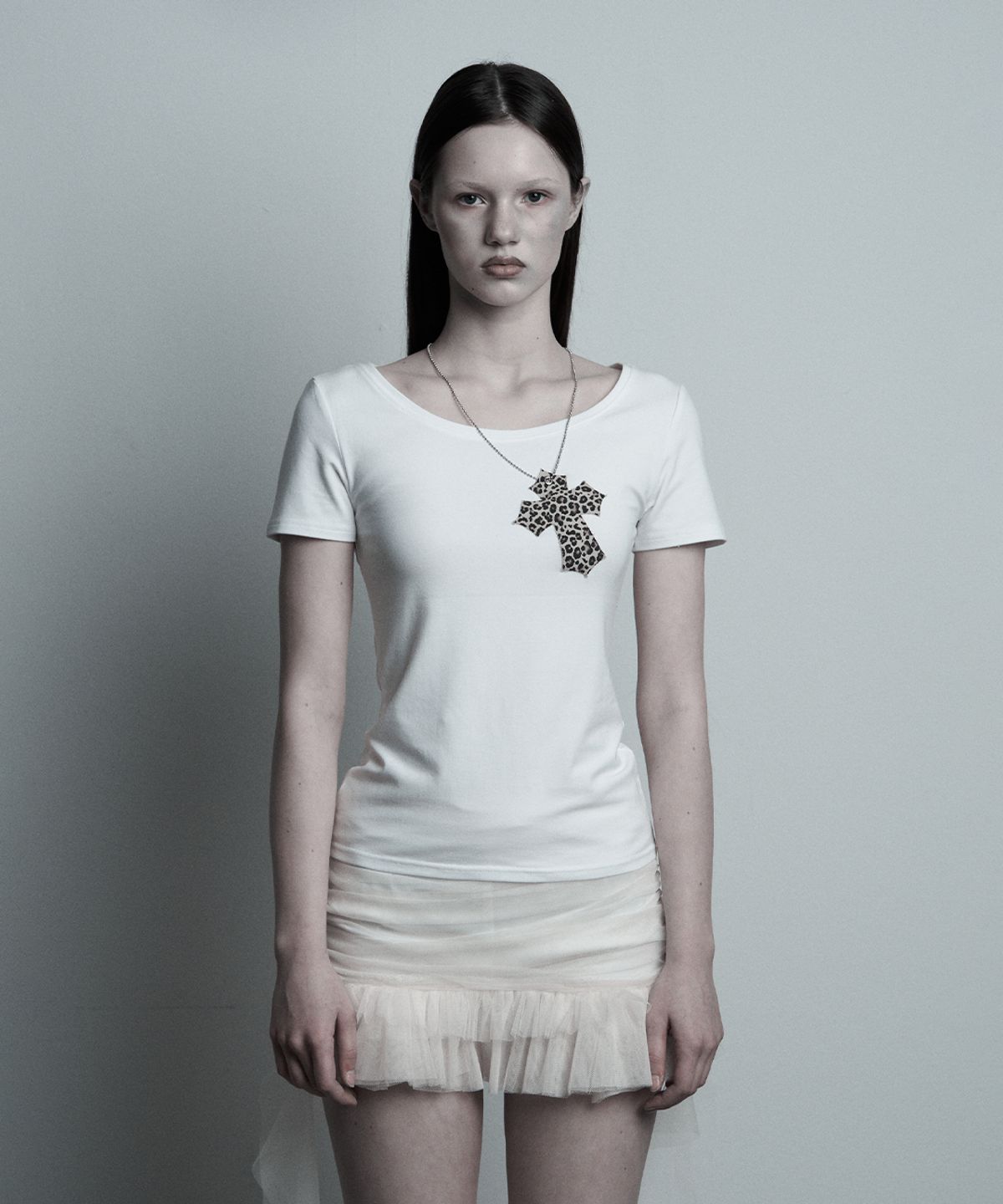 일리오(ILLIO) White-leopard Cross necklace T-shirt